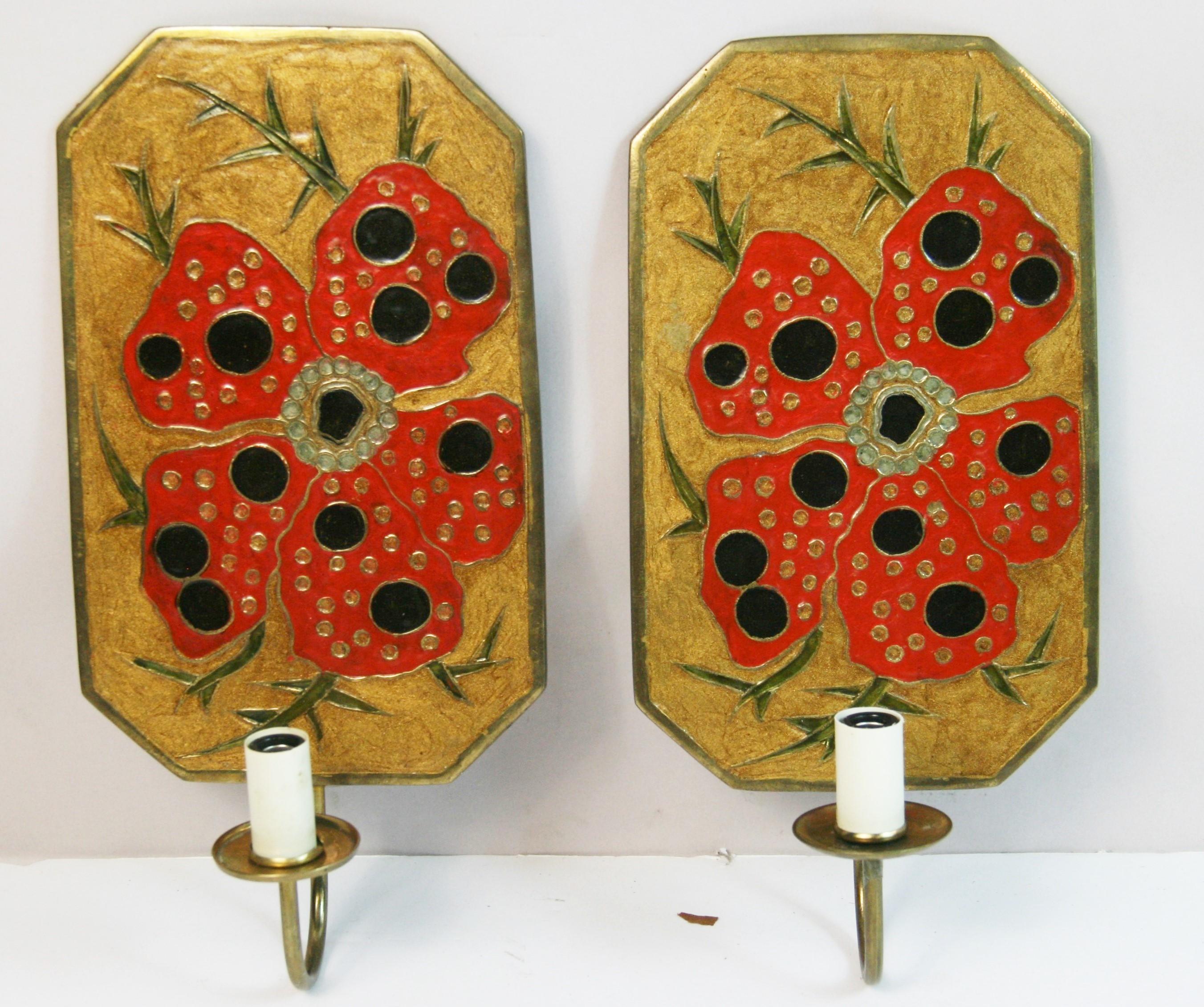 1776 Paire d'appliques murales cloissonnées en laiton et émail avec des fleurs de couleur vibrante
Fonctionne avec une ampoule candélabre de 60 watts
Une autre applique simple est disponible à 1350 $ voir 1824