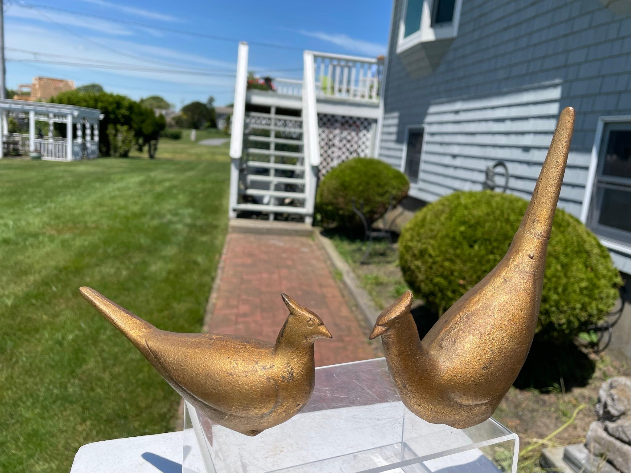 Showa Paire de sculptures japonaises anciennes d'oiseaux faisans dorés, signées en vente