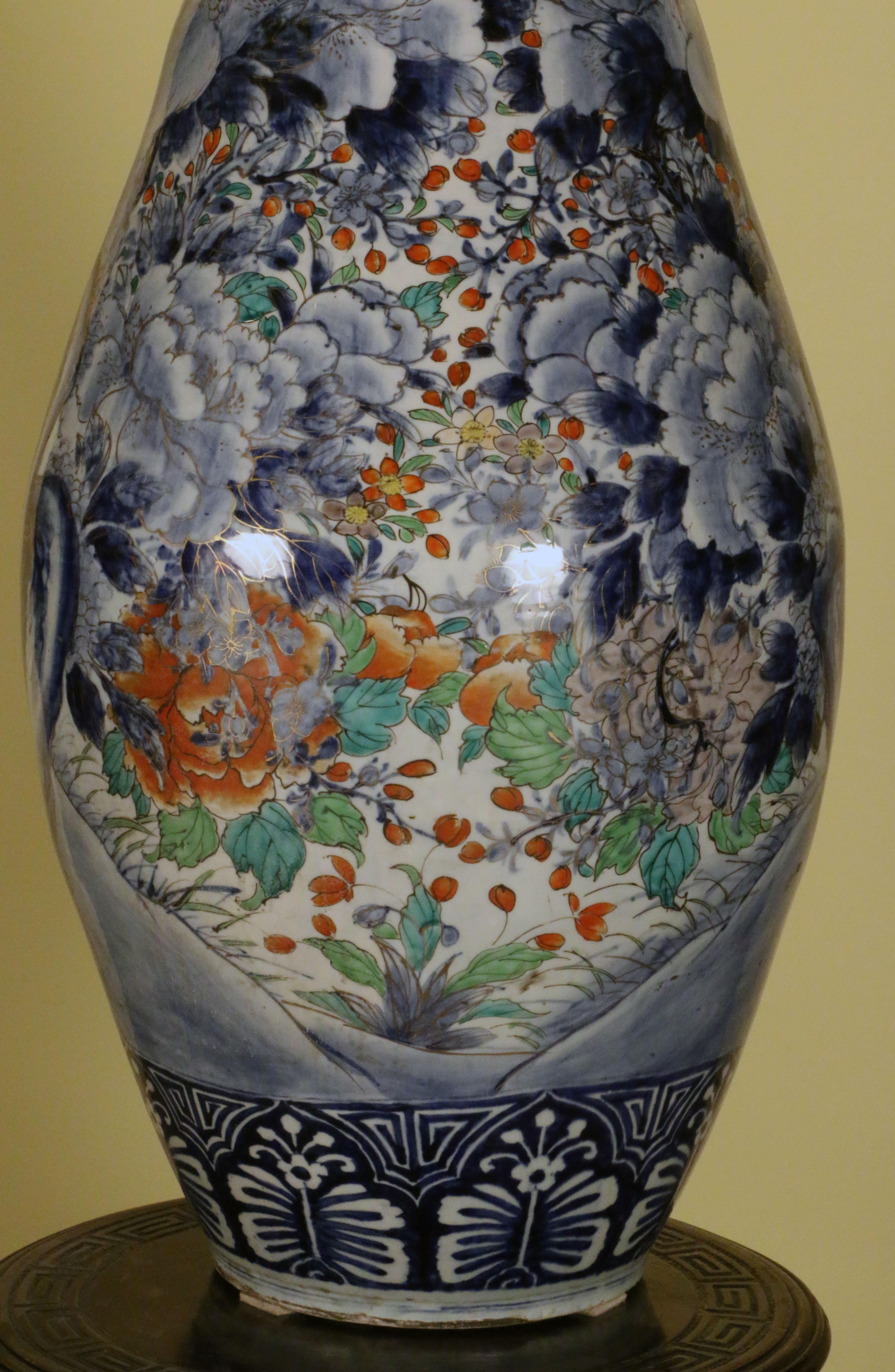 Japanese Palace Vase in Imari Palette In Good Condition For Sale In Montreal, QC