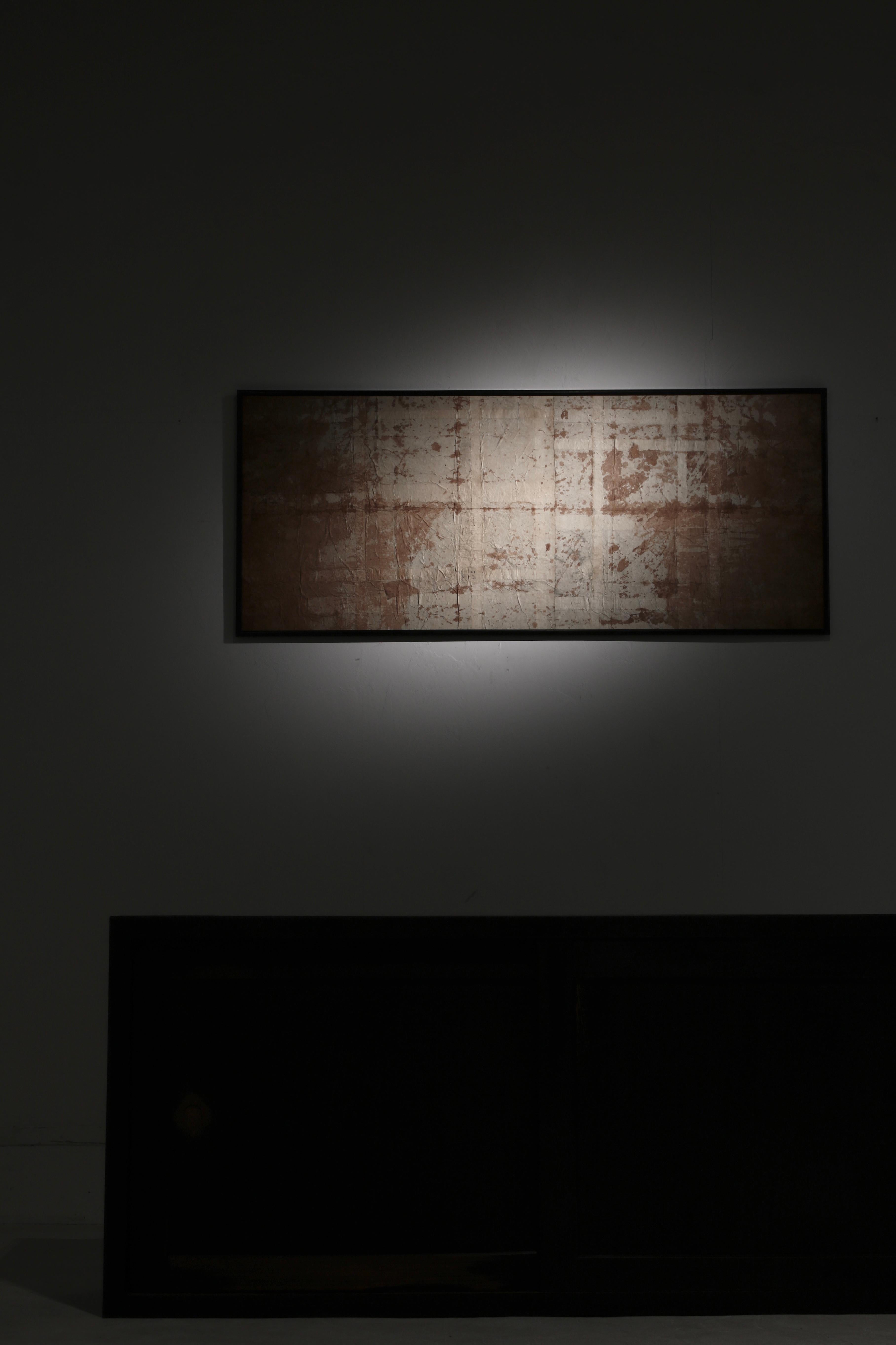 This is a wall decoration made of old Japanese paper.

This paper is mainly used for sericulture, and an old Japanese paper called a cocoon bag used to transport cocoons is used.

At that time, the cocoon bag made of paper was a product ordered by a