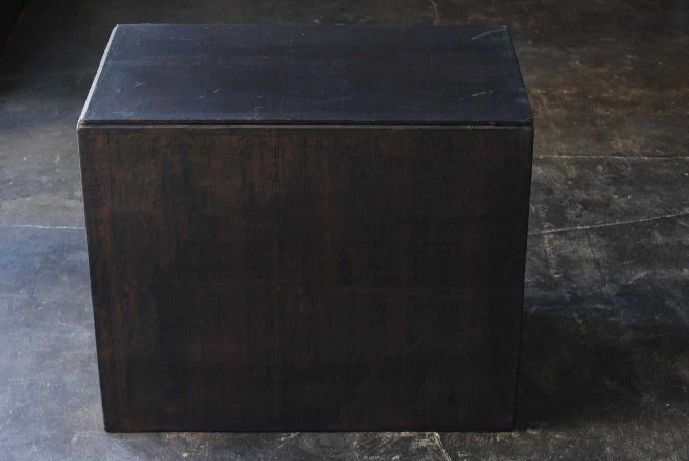 Japanese Paper-Covered Antique Wooden Box/1868-1920/Wabisabi Storage Box/Table In Good Condition In Sammu-shi, Chiba