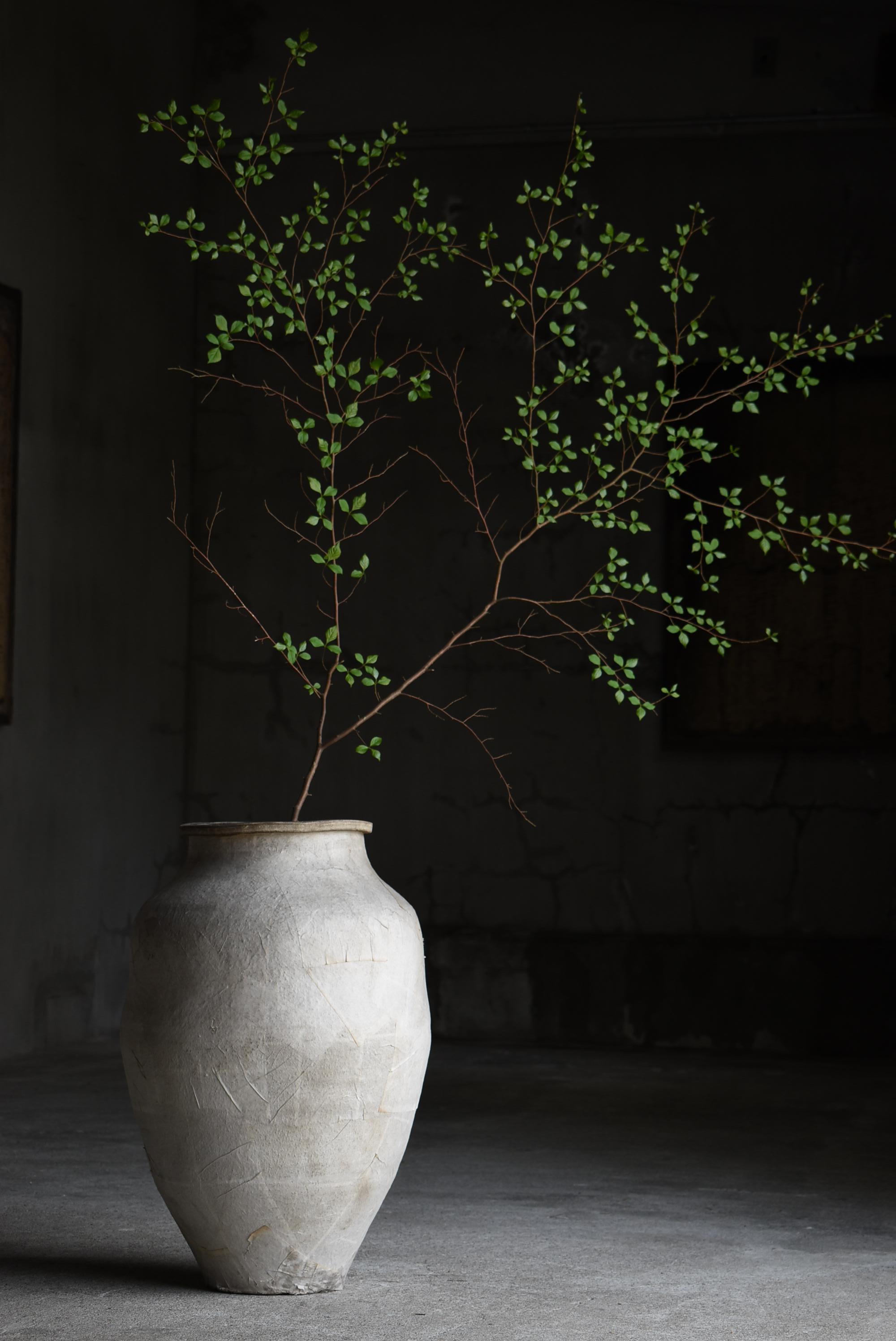 This is a paper-lined Pottery vase (jar) made in Japan.
It was made during the Meiji period (1860s-1900s) and was used to store and transport tea leaves at that time.
To protect the tea leaves from moisture, the outside of the vase is carefully