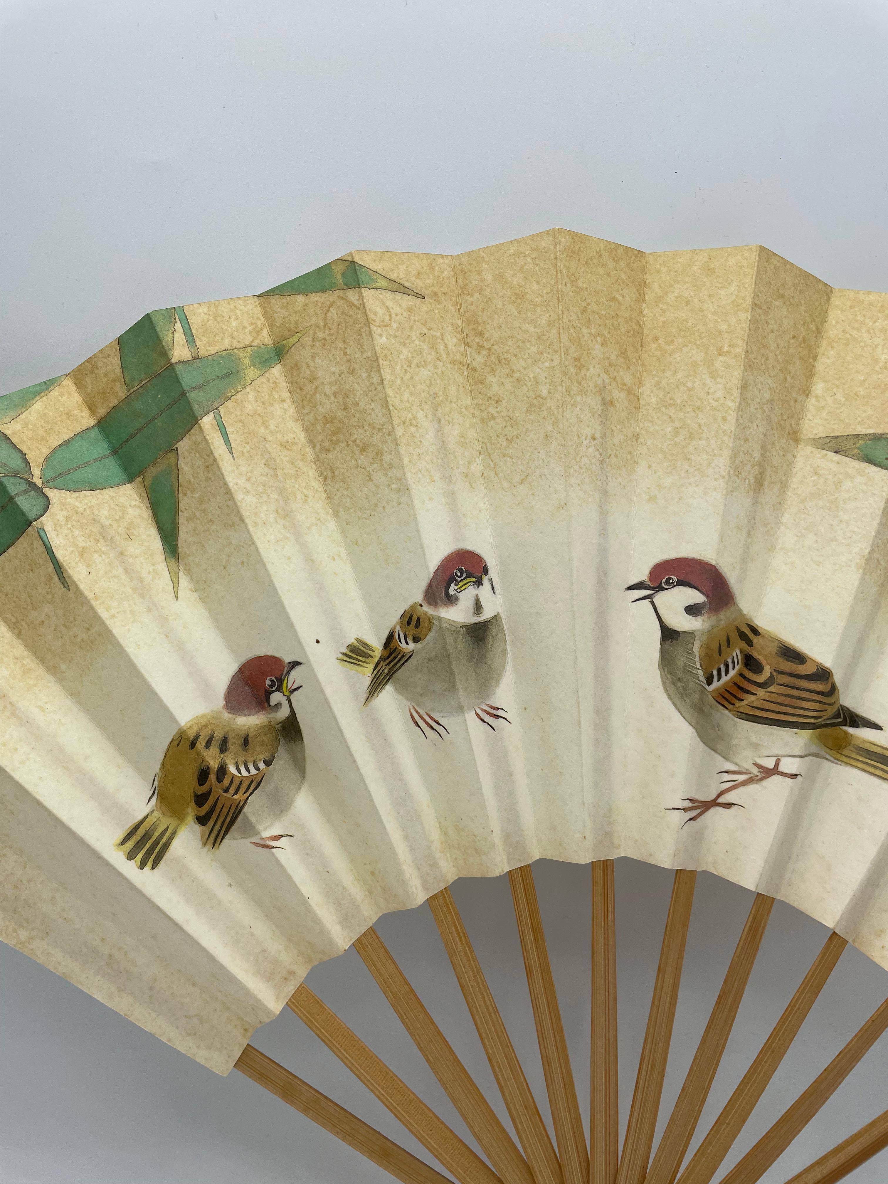 Japanese Paper Fan with three Sparrows Printed From Aichi Prefecture 1990s  In Fair Condition For Sale In Paris, FR