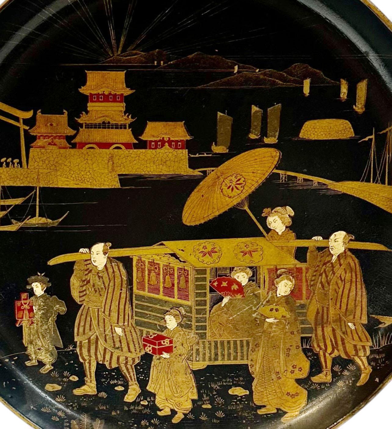 Entra nell'eleganza dell'epoca Meiji con questo squisito piatto giapponese in cartapesta di fine secolo. Questo piatto decorativo dai bordi morbidamente svasati mostra una scena splendidamente resa di una donna ricca circondata dalla sua corte. I