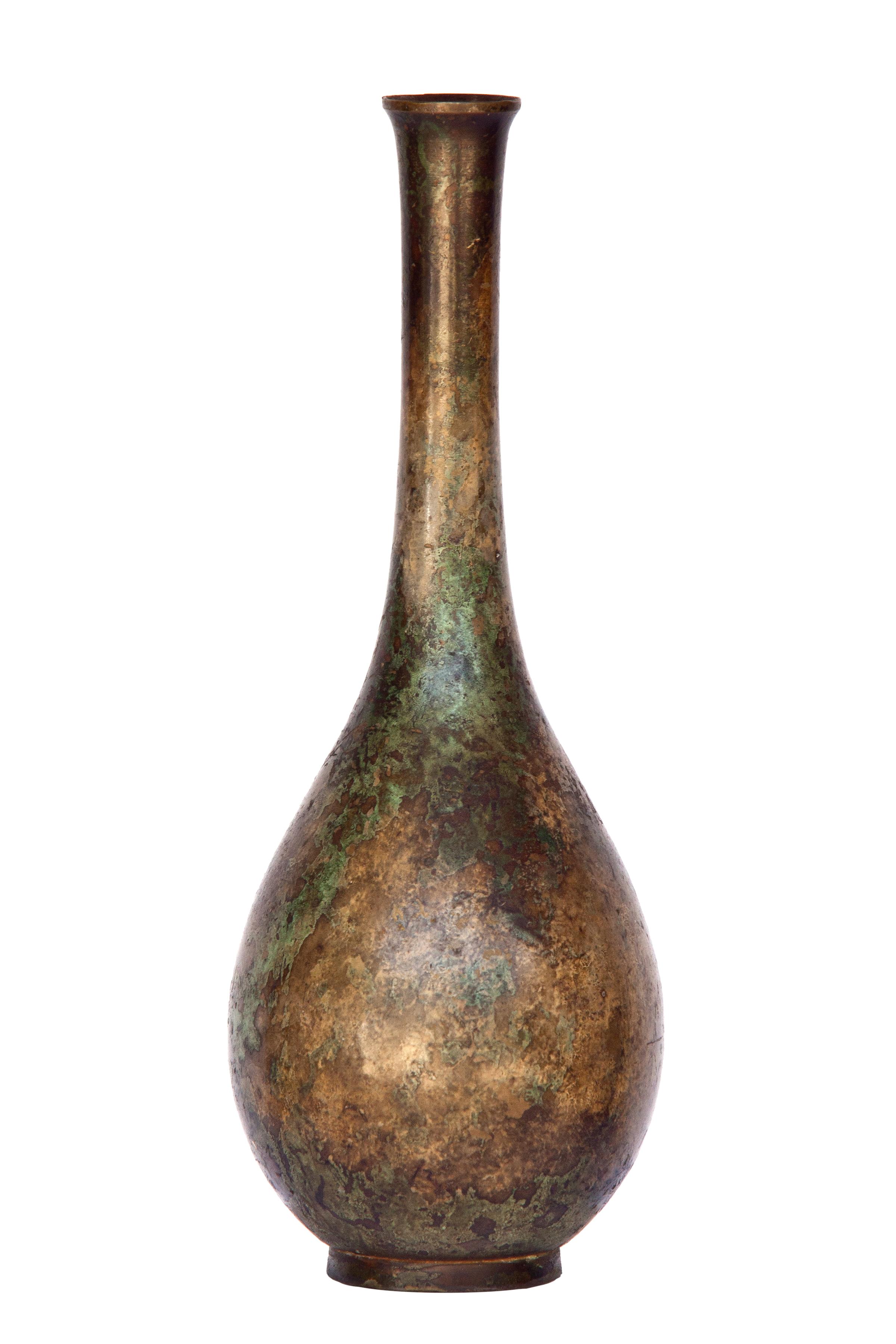 Petit vase en bronze japonais des années 1960, à la texture spectaculaire, créé à l'aide de gravures chimiques et de patines. Pas de marque d'auteur.
