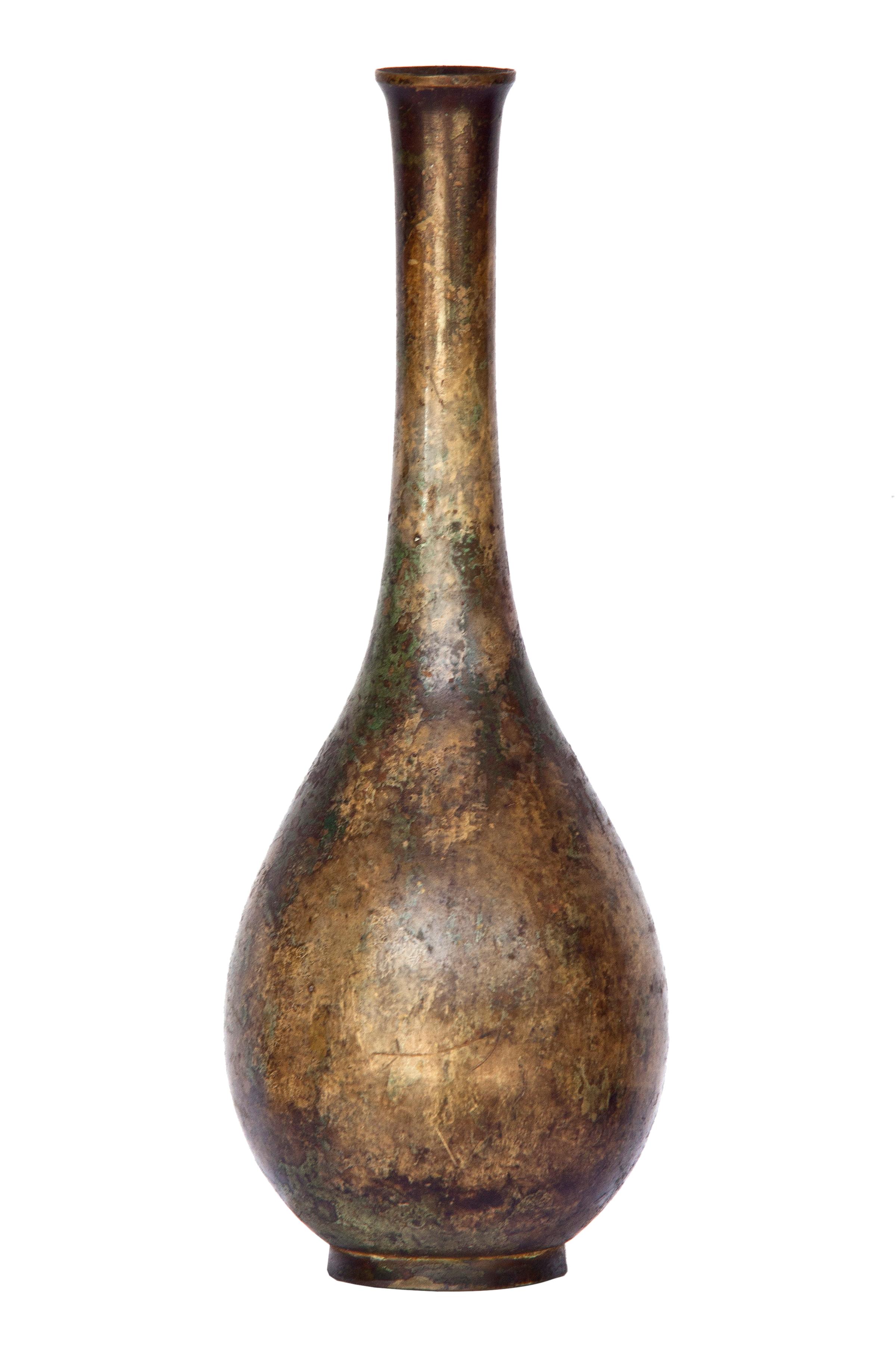 Japanische Knospenvase mit Patina (Moderne)