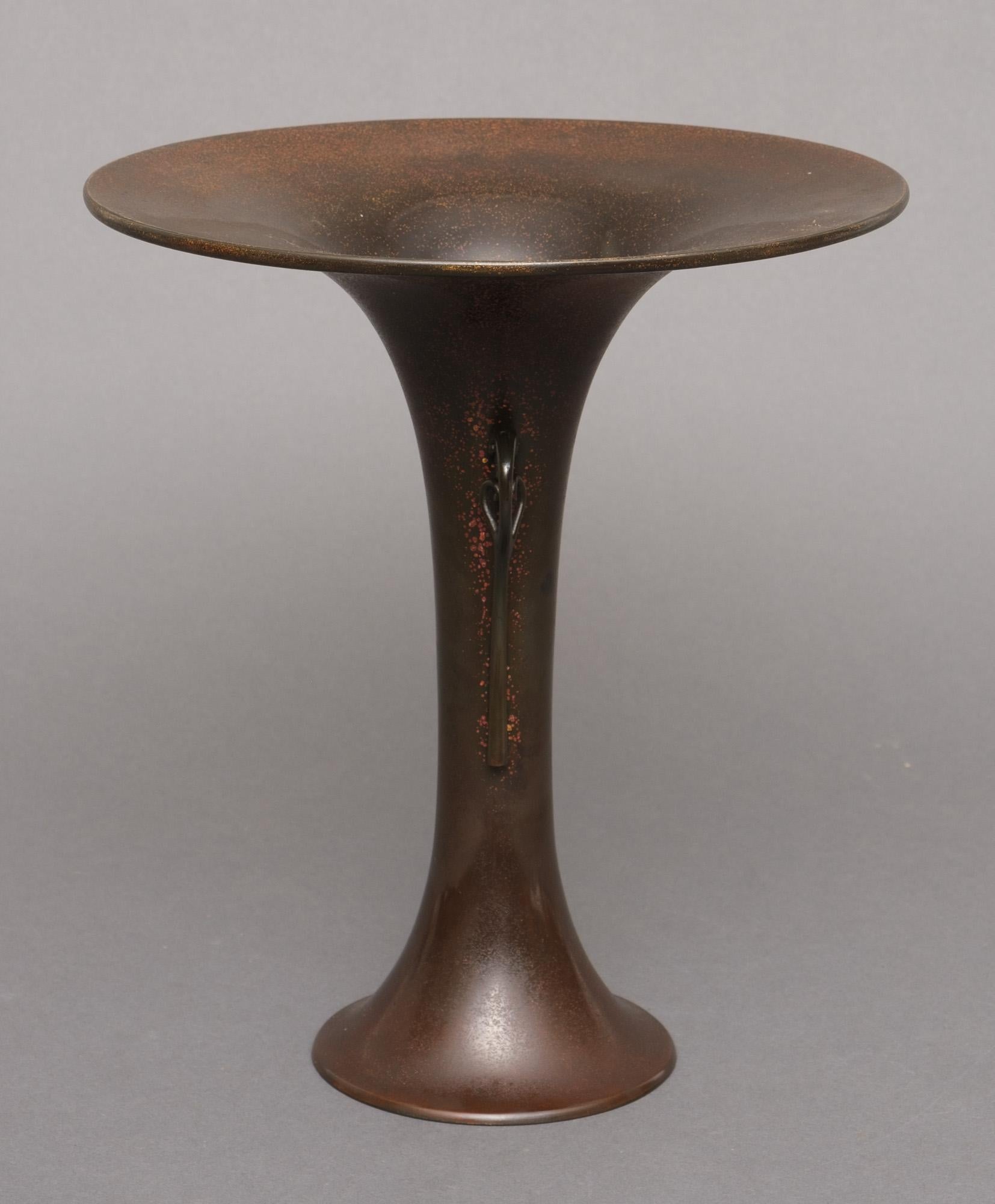 Japanese Patinated Bronze Trumpet Vase by Kanaya Gorôsaburô xi 金谷五良三郎 For Sale 2