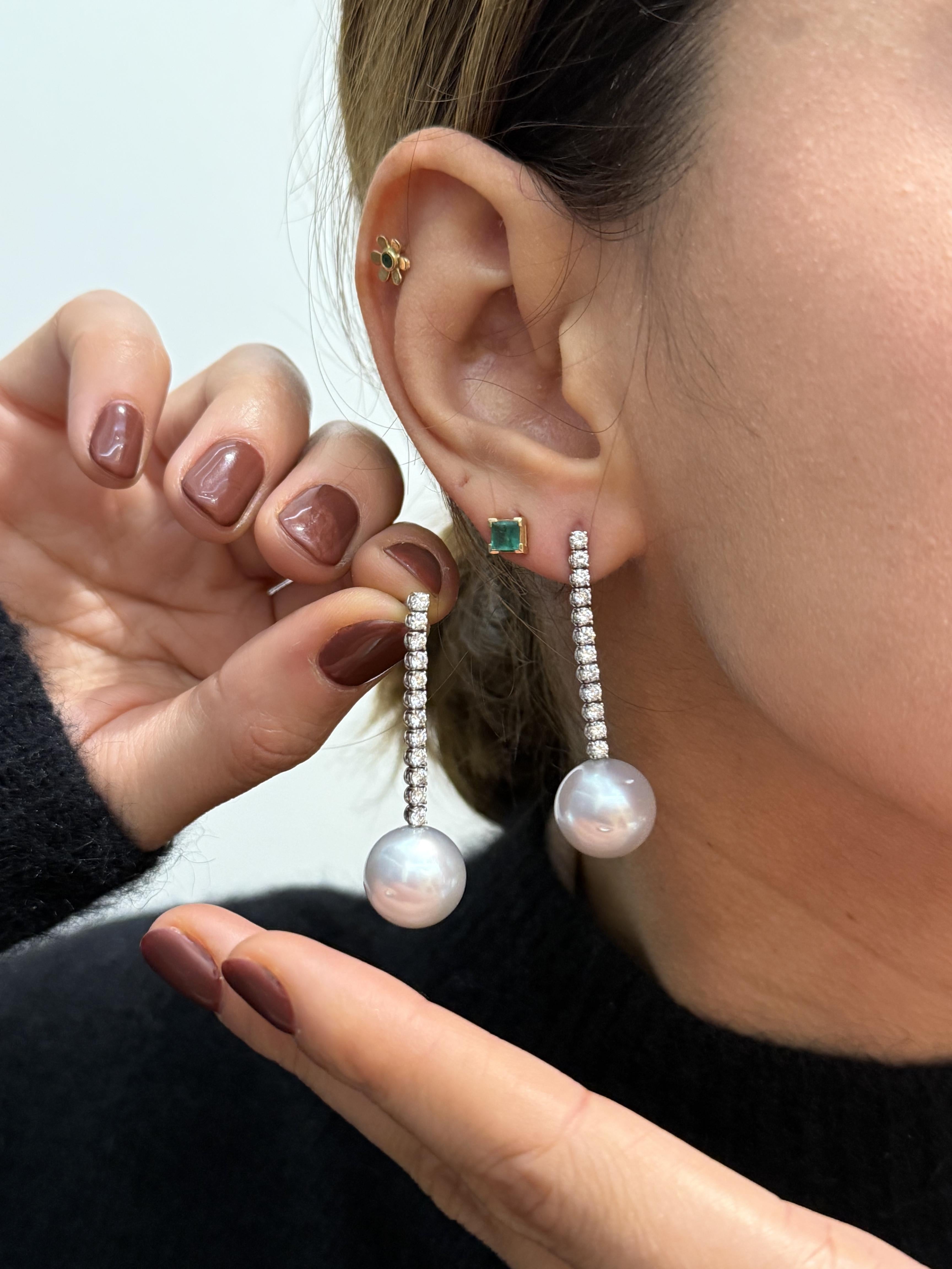 Diese raffinierten und eleganten Ohrringe bestehen aus hochwertigen japanischen Zuchtperlen, die an einer vertikalen Linie aus Diamanten im Brillantschliff hängen. Das Gesamtgewicht der Diamanten in beiden Ohrringen beträgt ca. 1,30 Karat, gefasst