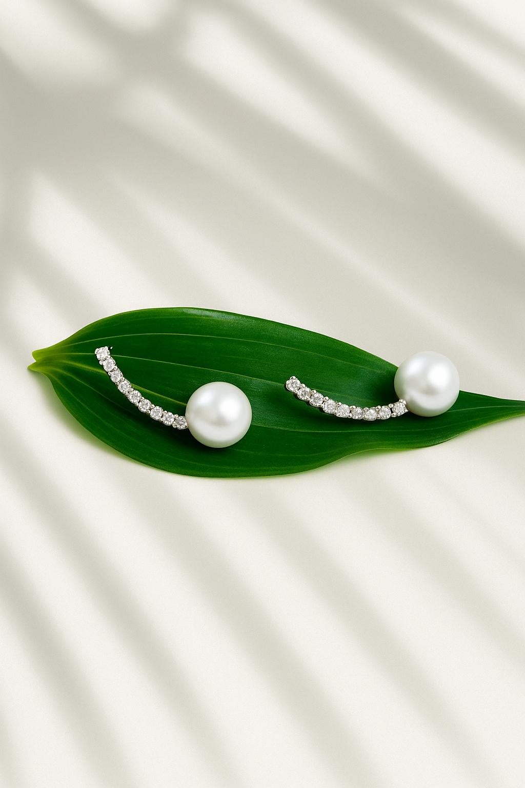 Japanische Perlen- und Diamantohrringe aus Weißgold, Italien (2010) (Round Cut) im Angebot