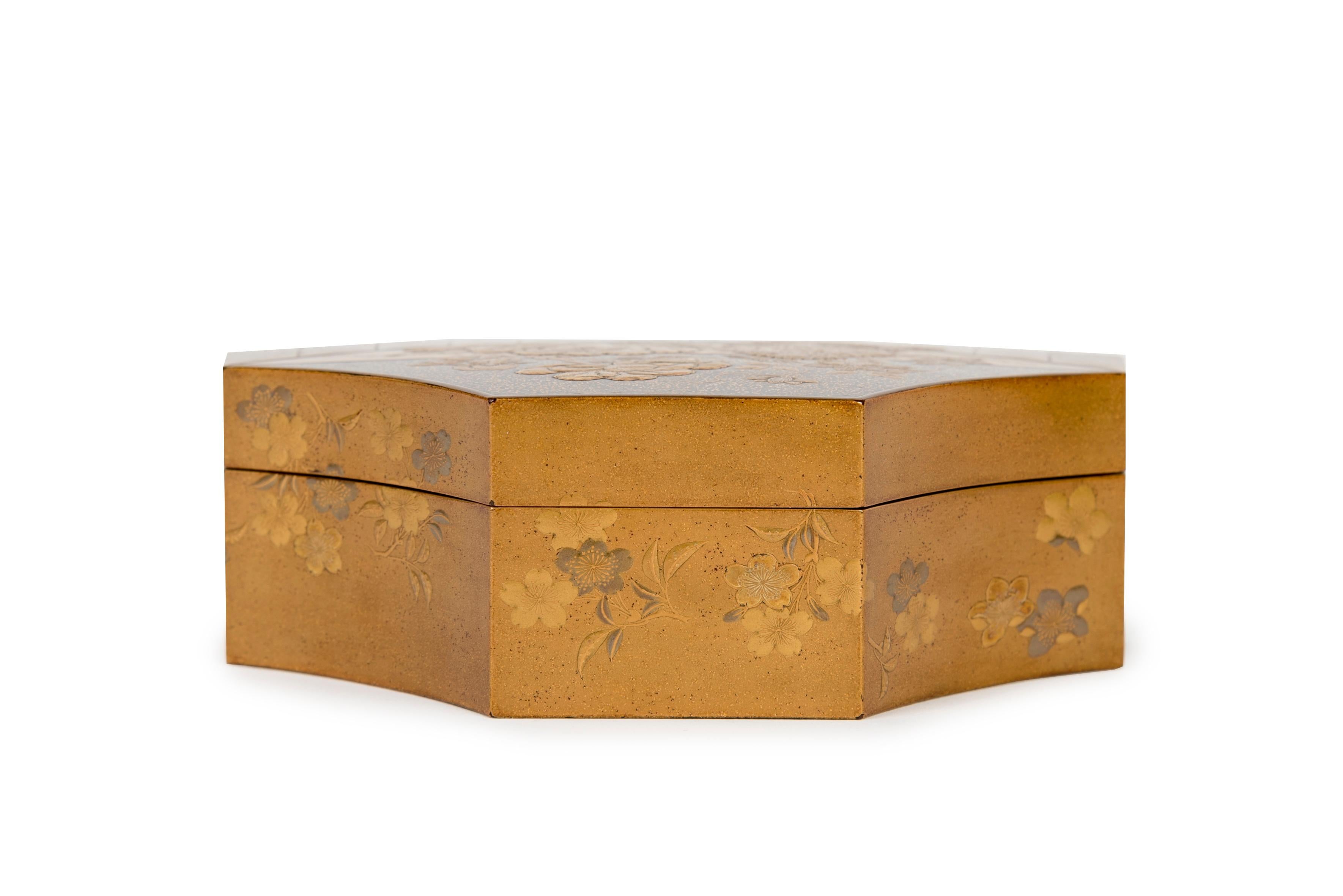 Gold Japanese peony basket lacquered box Edo  For Sale