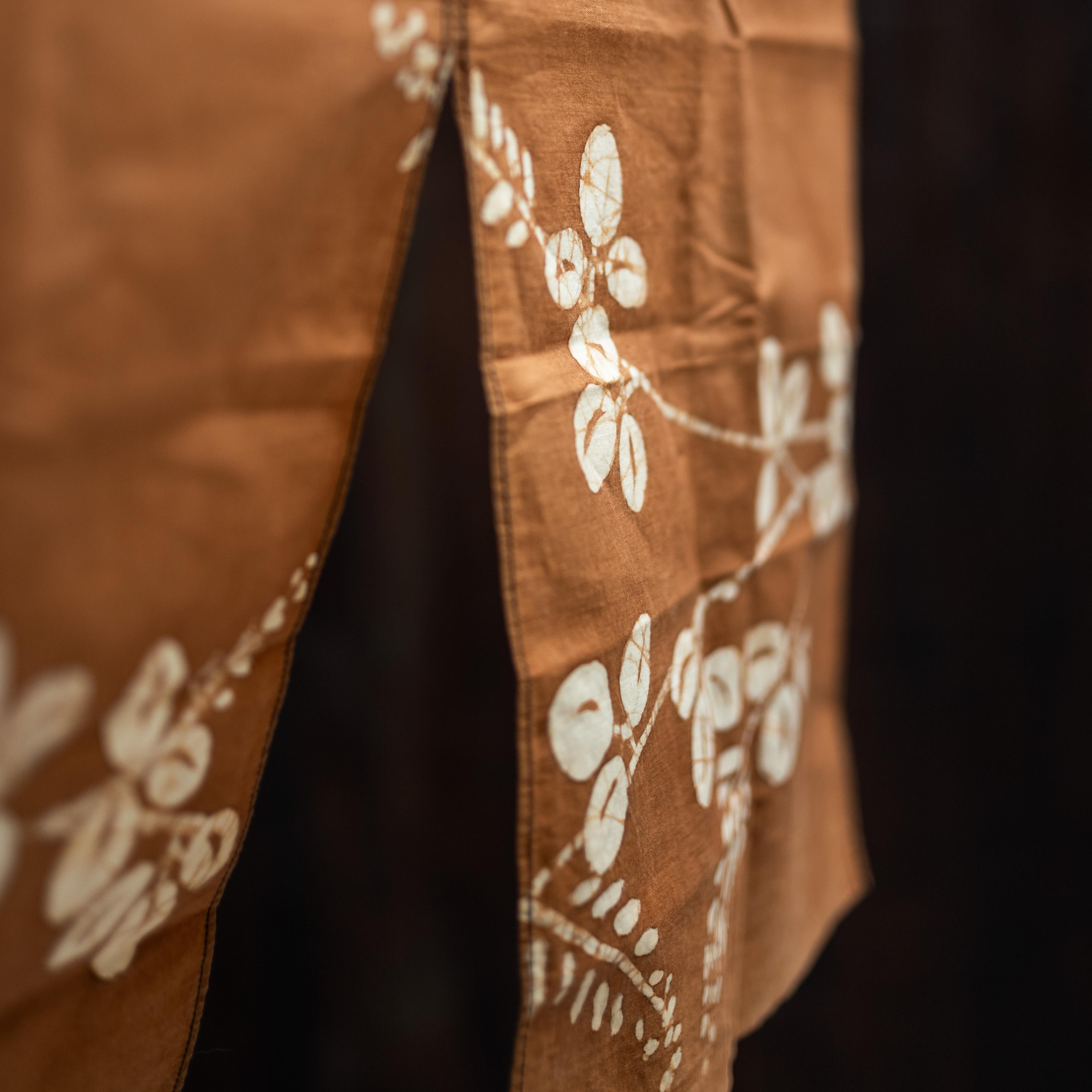 Noren japonais teint en kaki avec motif floral, période Taisho,  1910s en vente 5