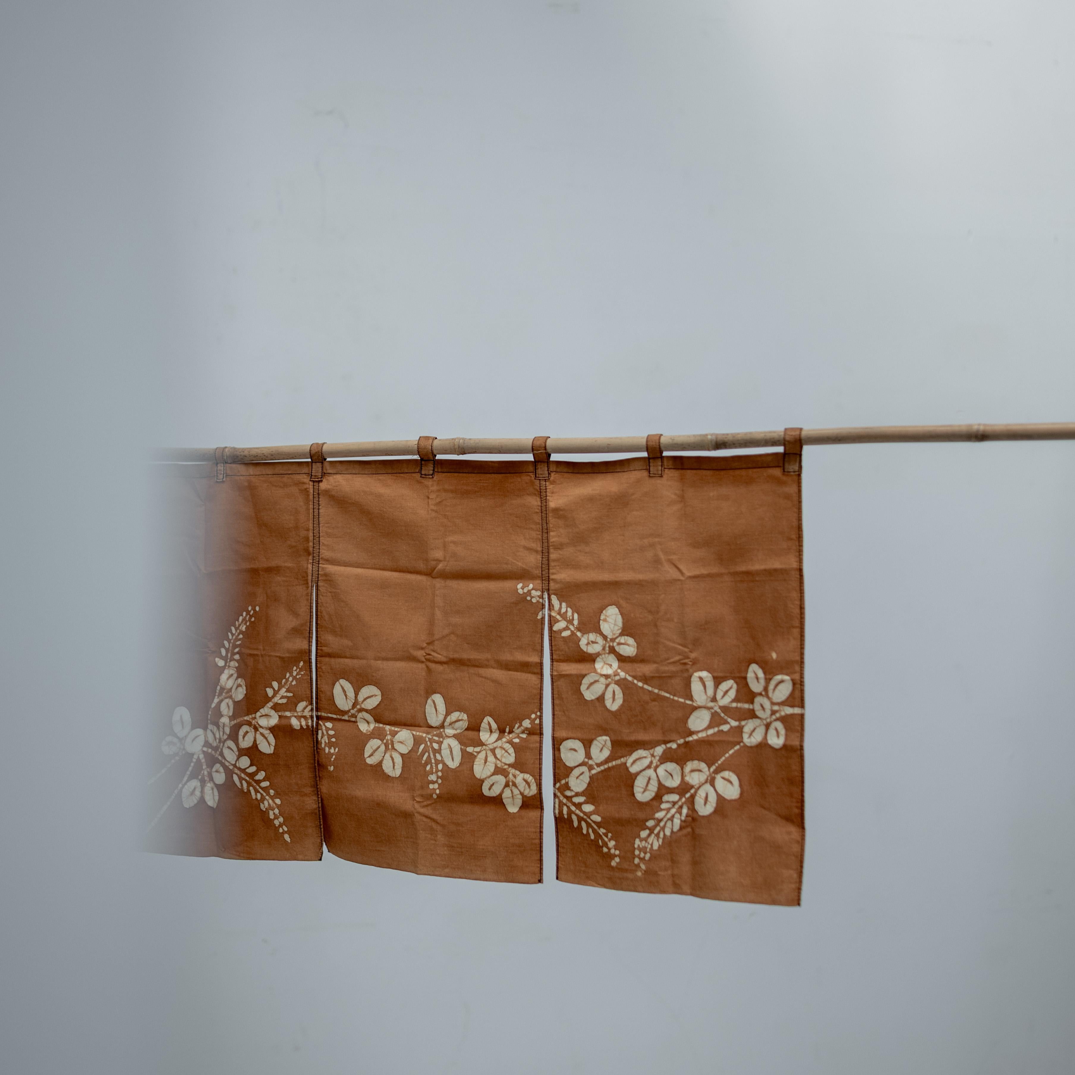 Japonais Noren japonais teint en kaki avec motif floral, période Taisho,  1910s en vente