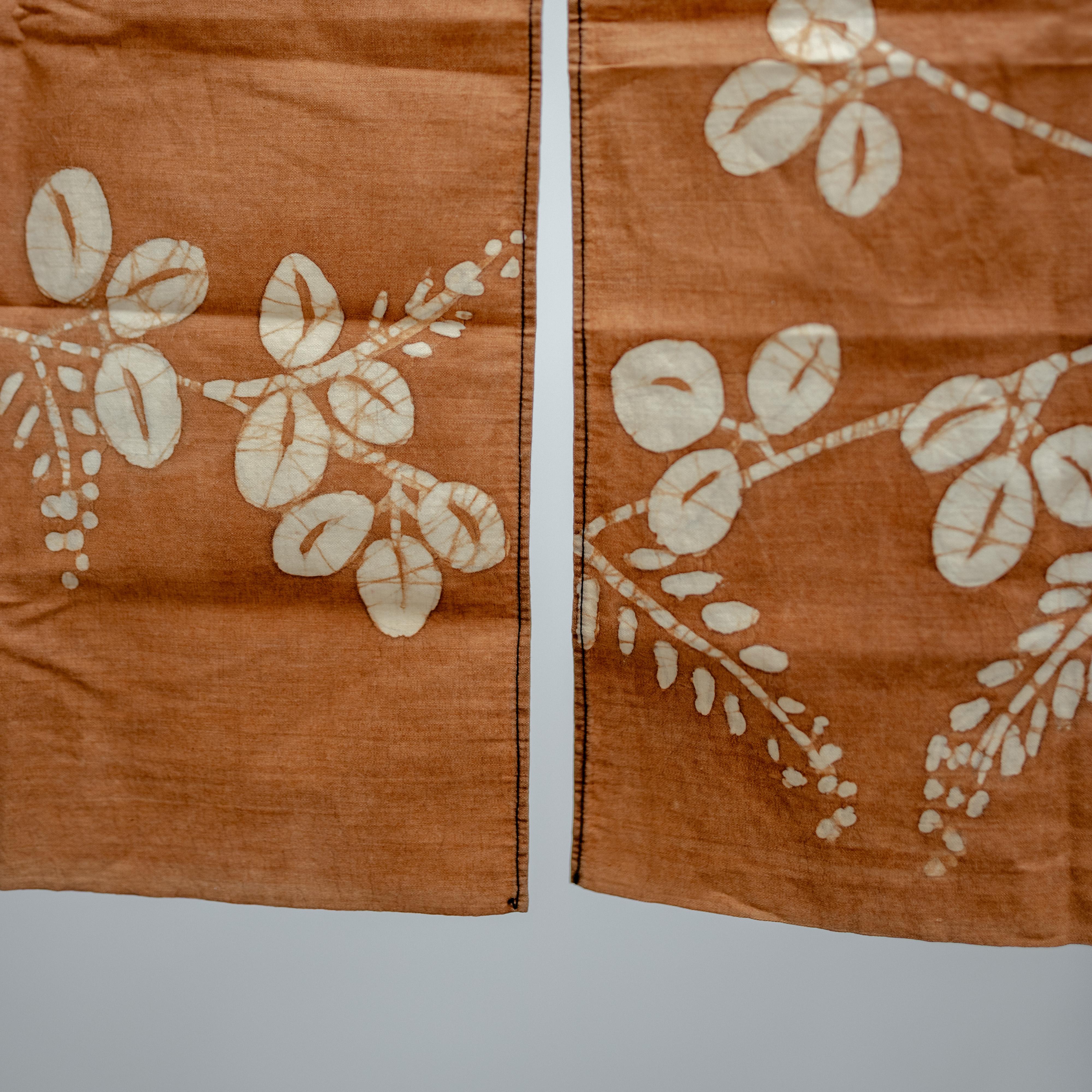 Noren japonais teint en kaki avec motif floral, période Taisho,  1910s Bon état - En vente à Edogawa-ku Tokyo, JP