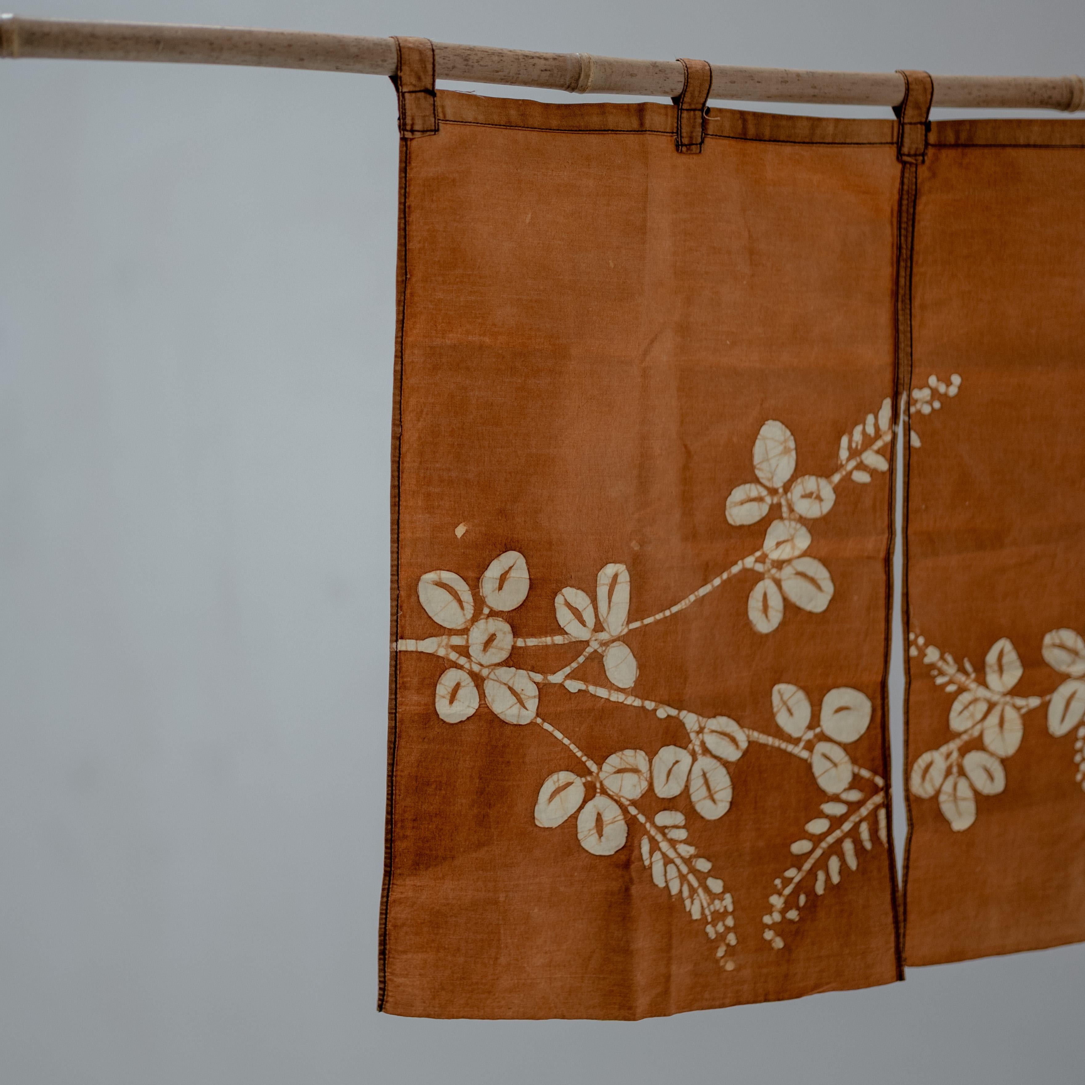 Tissu Noren japonais teint en kaki avec motif floral, période Taisho,  1910s en vente