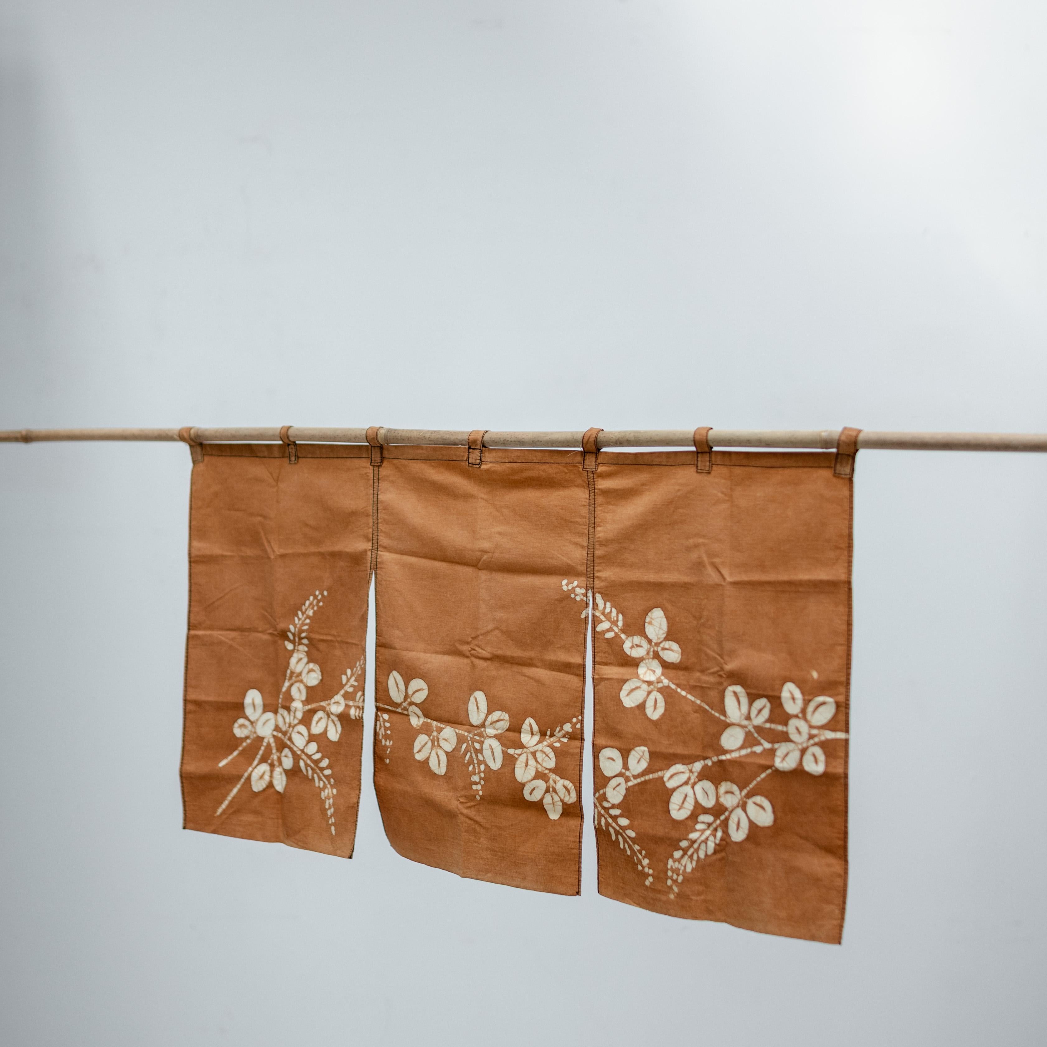 Noren japonais teint en kaki avec motif floral, période Taisho,  1910s en vente 1