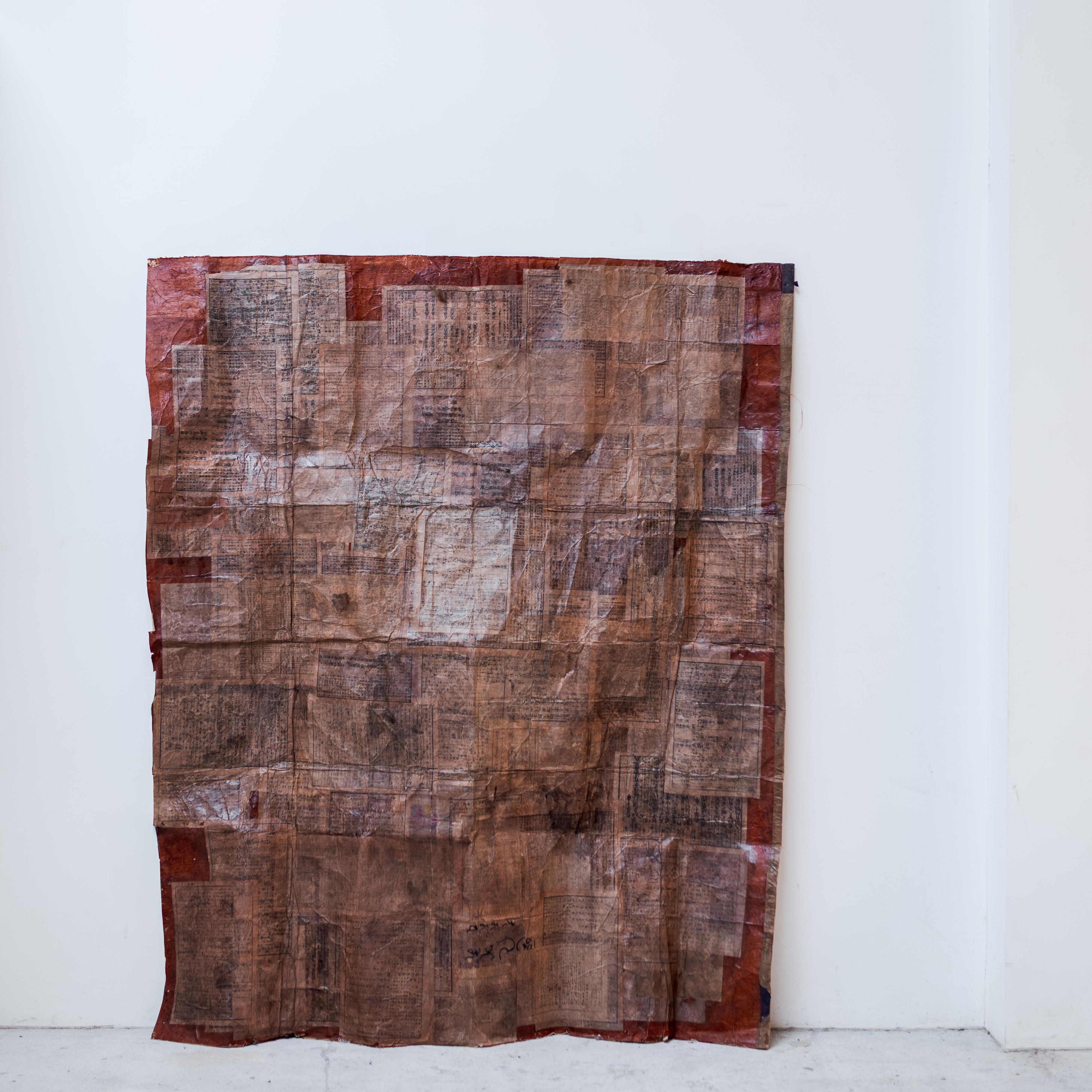 Questo raro e insolitamente grande tappeto washi tinto con tannino color cachi risale alla fine del periodo Meiji e Taisho. Originariamente creato per proteggere le stuoie tatami dalla luce del sole o come rivestimento utilitario per il pavimento,