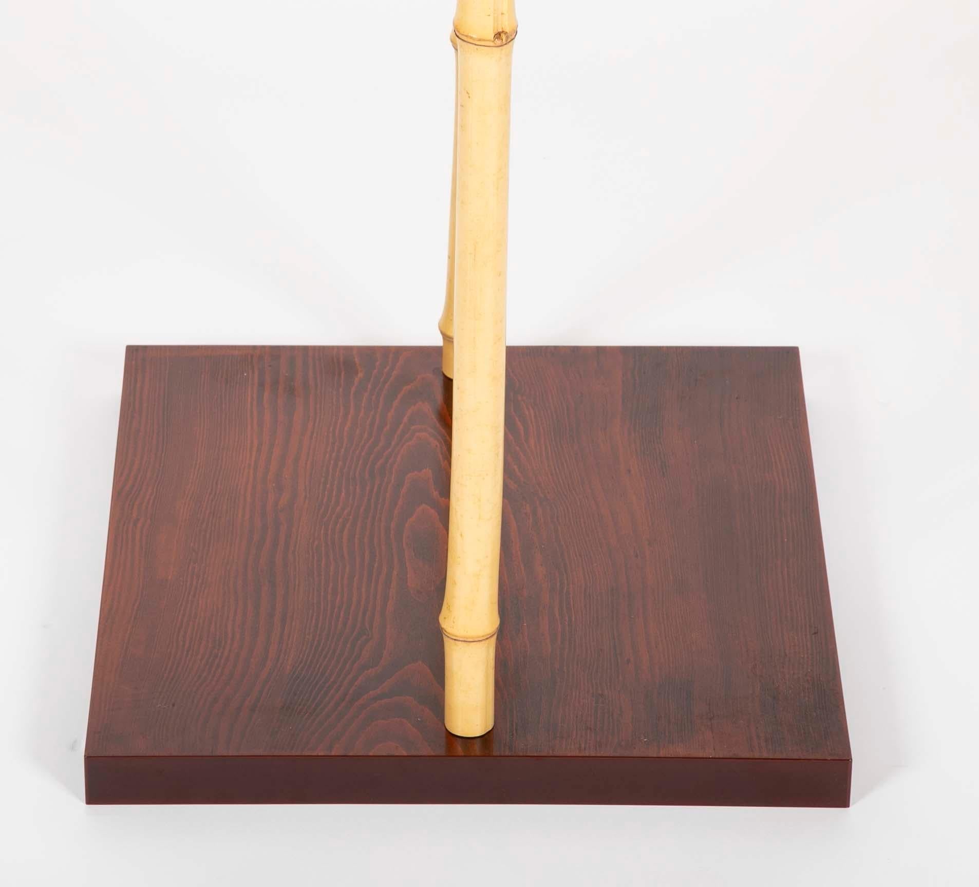 Table d'appoint japonaise en pin et bambou et laqué en vente 3