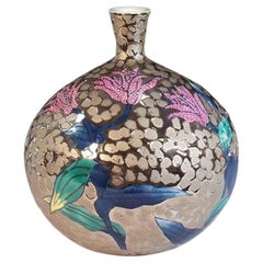 Vase japonais en porcelaine rose et vert platine par un maître artiste, 4 pièces