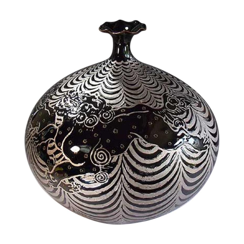 Vase japonais en porcelaine noire et platine par un maître artiste contemporain