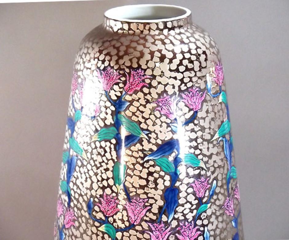 Exceptional very large signed contemporary Japanese dimpled decorative porcelain vase, hand painted in blue and pink on an elegantly shaped porcelain body against a stunning platinum background, a signed masterpiece by widely acclaimed Japanese