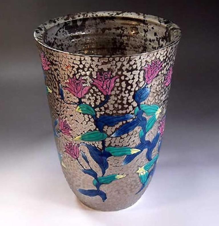 Japanische zeitgenössische japanische Porzellanvase aus Platin in Rosa und Grün von Meisterkünstler (Vergoldet) im Angebot