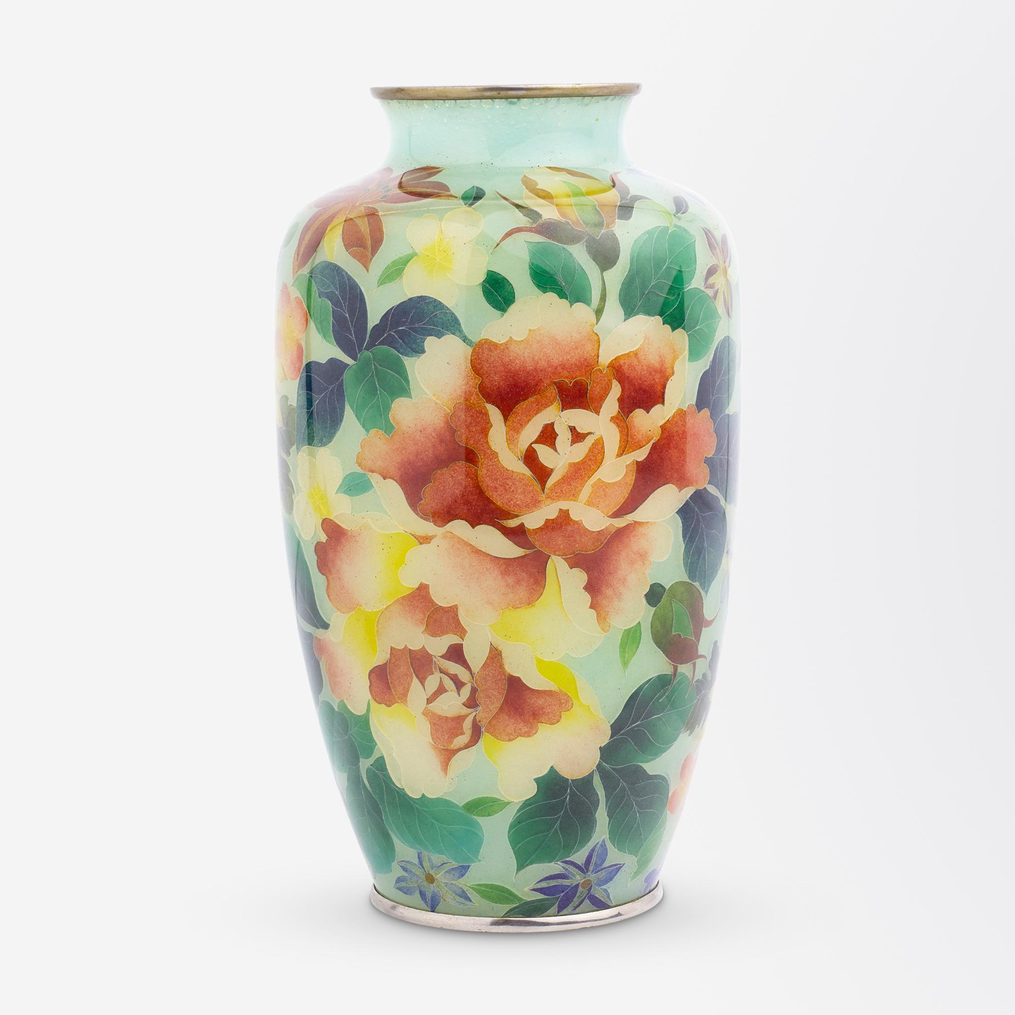 Ce vase en cloisonné plique-a-jour est un exemple exceptionnel de l'artisanat japonais de la fin de la période Meiji (1868-1912). La chose la plus remarquable à propos de ce vase délicat est qu'il est dans un état impeccable pour son âge, indiquant