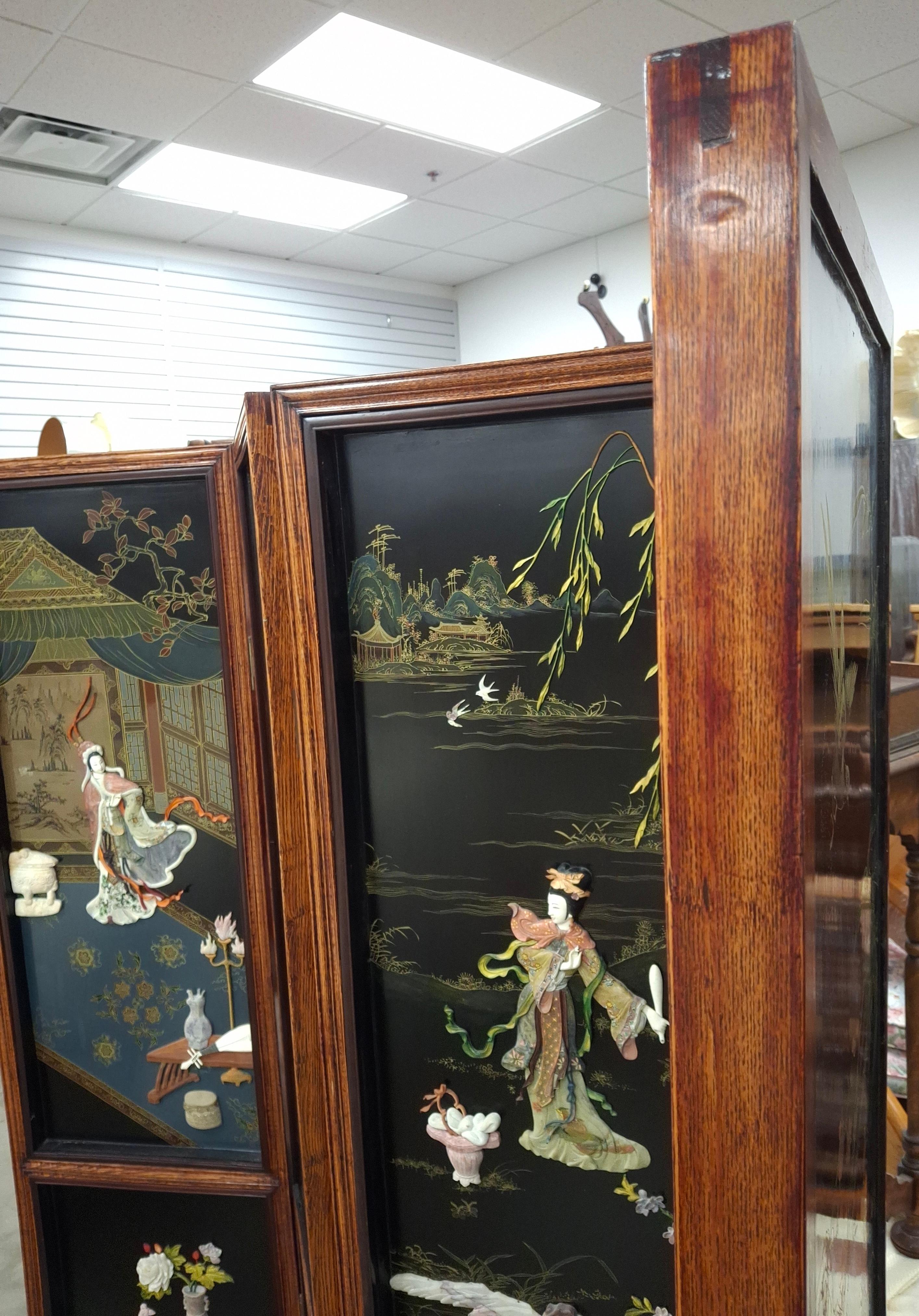 Japanischer polychromer Eichenlack mit bemalten und geschnitzten Steinfiguren Vier-Panel-Bildschirm im Angebot 3