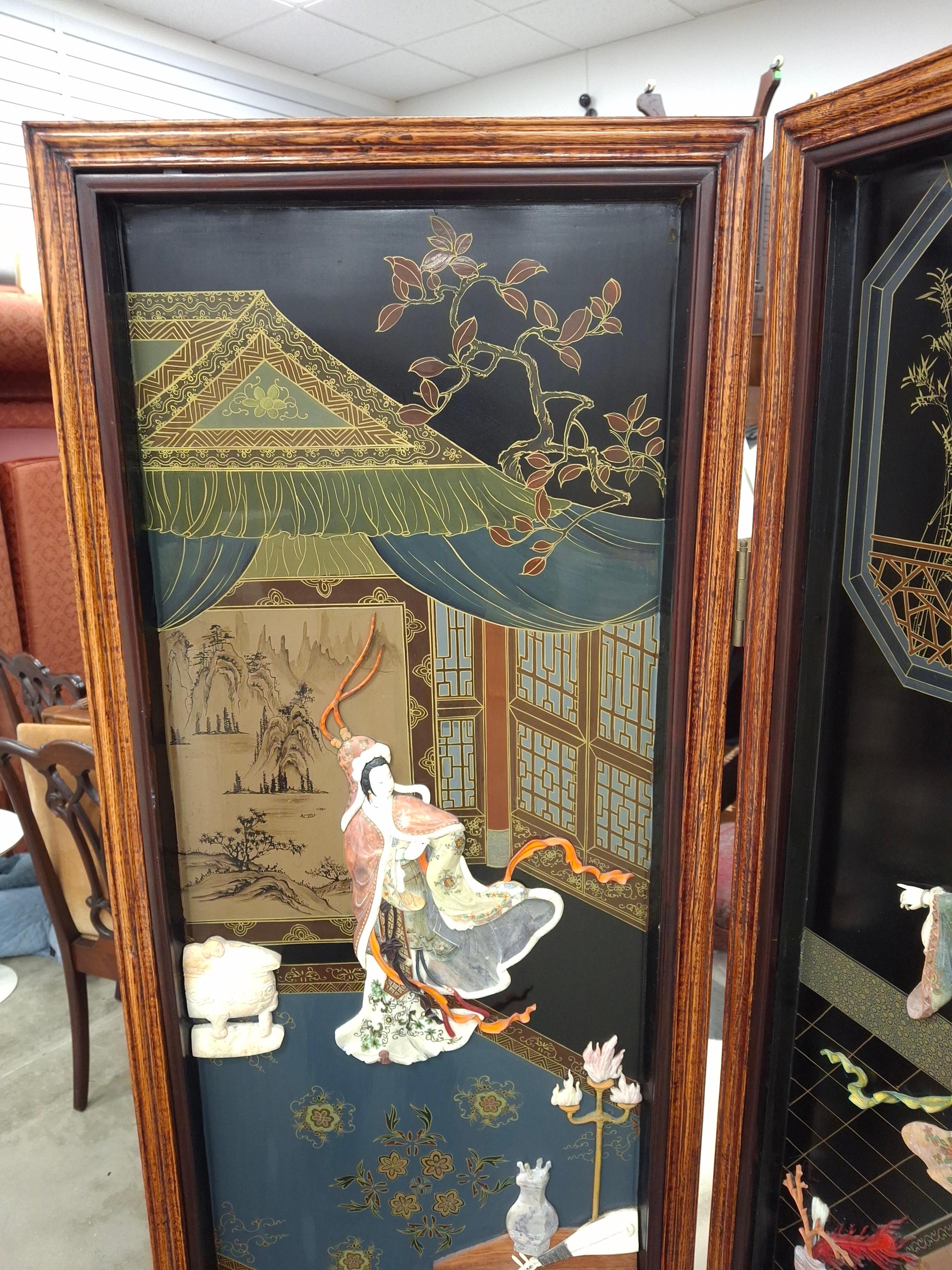 Eine atemberaubende japanische Polychromie Eiche massiv lackiert, bemalt und geschnitzt Steinfiguren Vier-Panel-Faltboden Bildschirm. 
Maße: 79