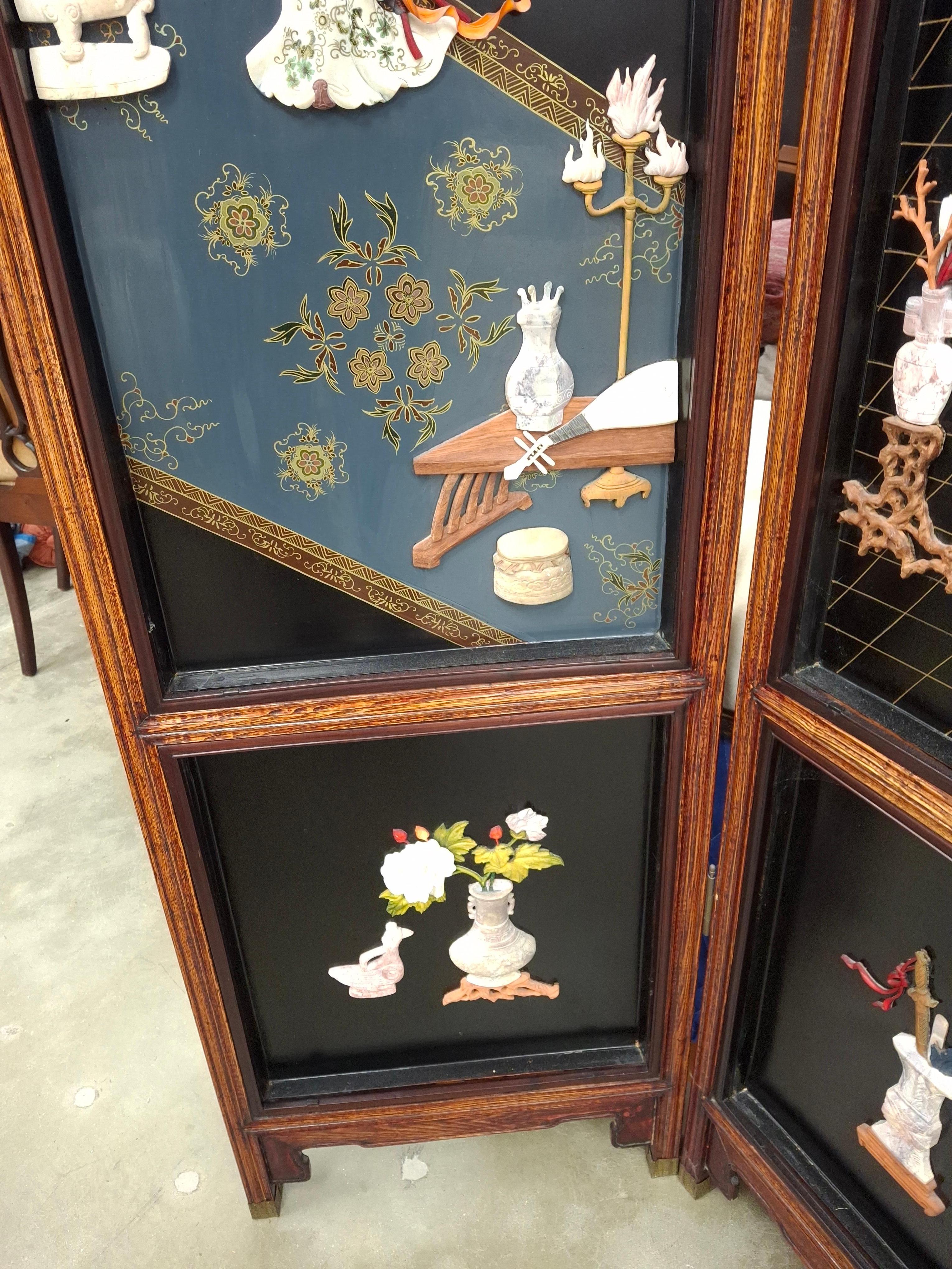 Japanischer polychromer Eichenlack mit bemalten und geschnitzten Steinfiguren Vier-Panel-Bildschirm (Anglo-japanisch) im Angebot