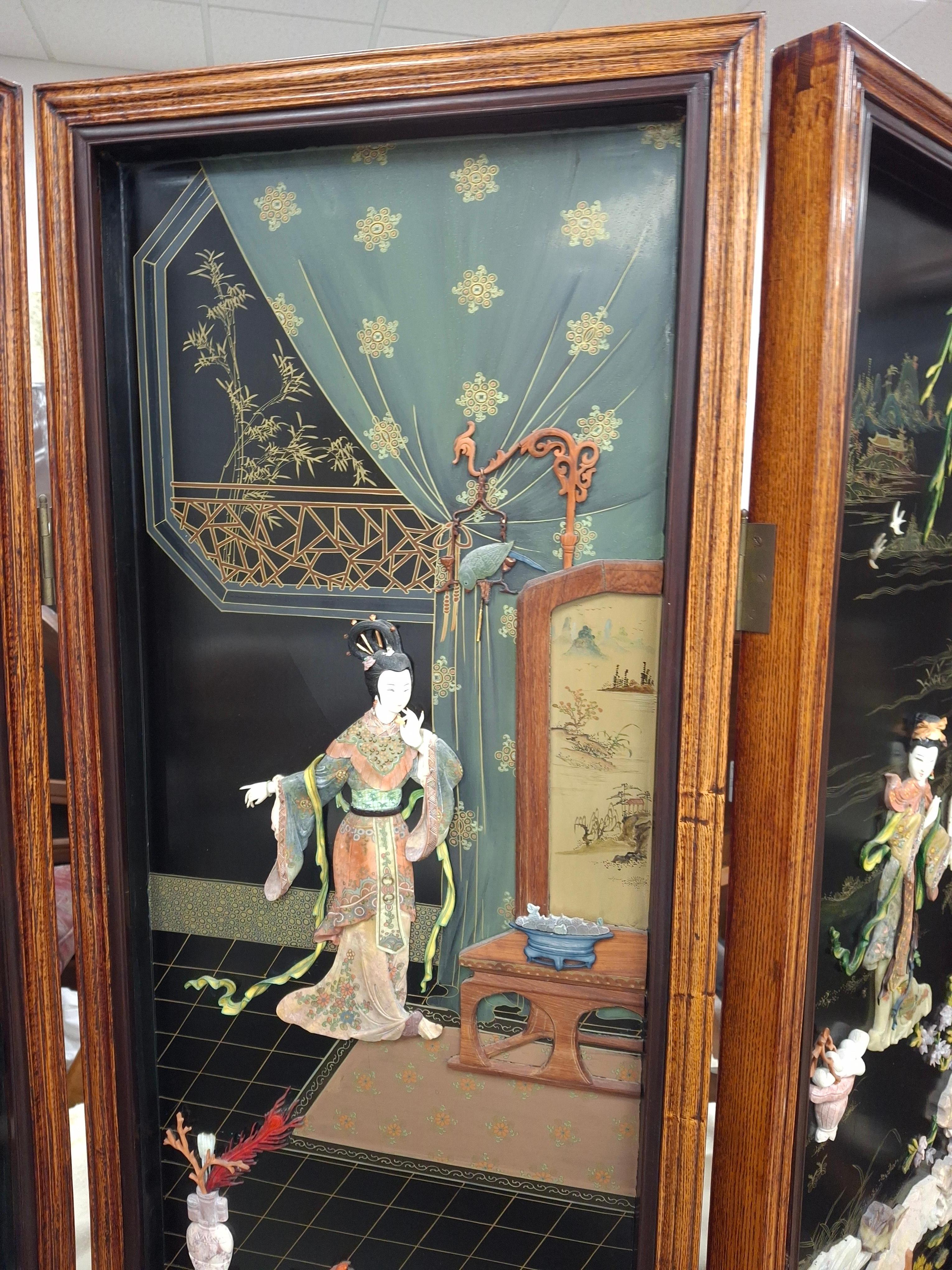 Japanischer polychromer Eichenlack mit bemalten und geschnitzten Steinfiguren Vier-Panel-Bildschirm (Unbekannt) im Angebot