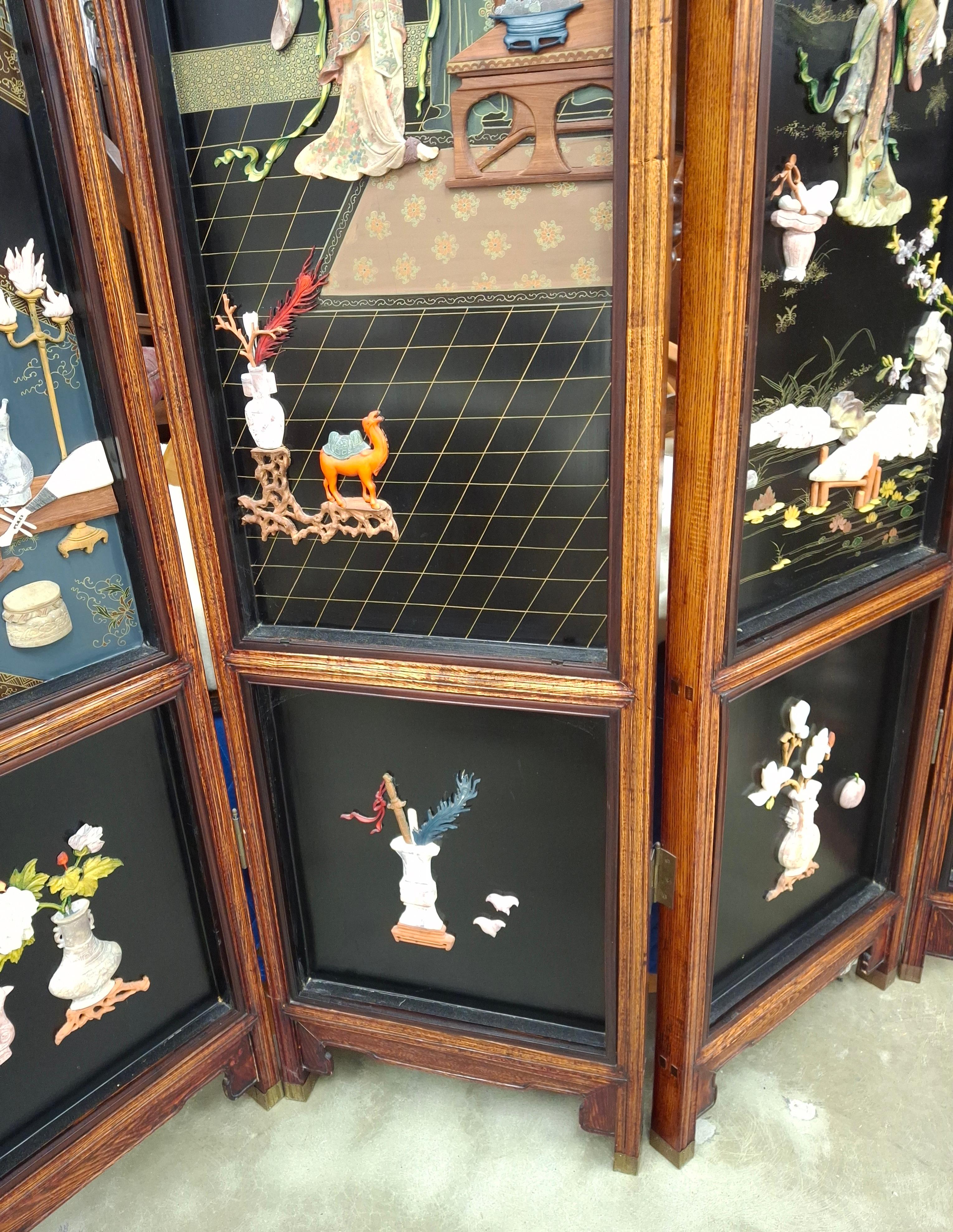 Japanischer polychromer Eichenlack mit bemalten und geschnitzten Steinfiguren Vier-Panel-Bildschirm (Geschwärzt) im Angebot
