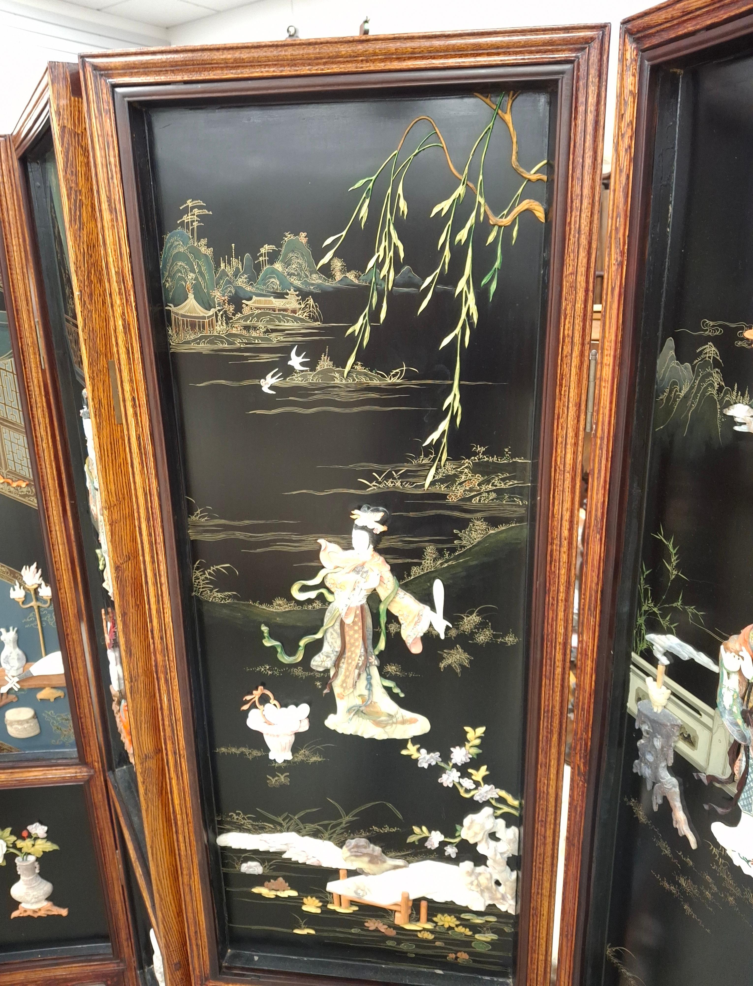 Japanischer polychromer Eichenlack mit bemalten und geschnitzten Steinfiguren Vier-Panel-Bildschirm im Zustand „Gut“ im Angebot in Germantown, MD