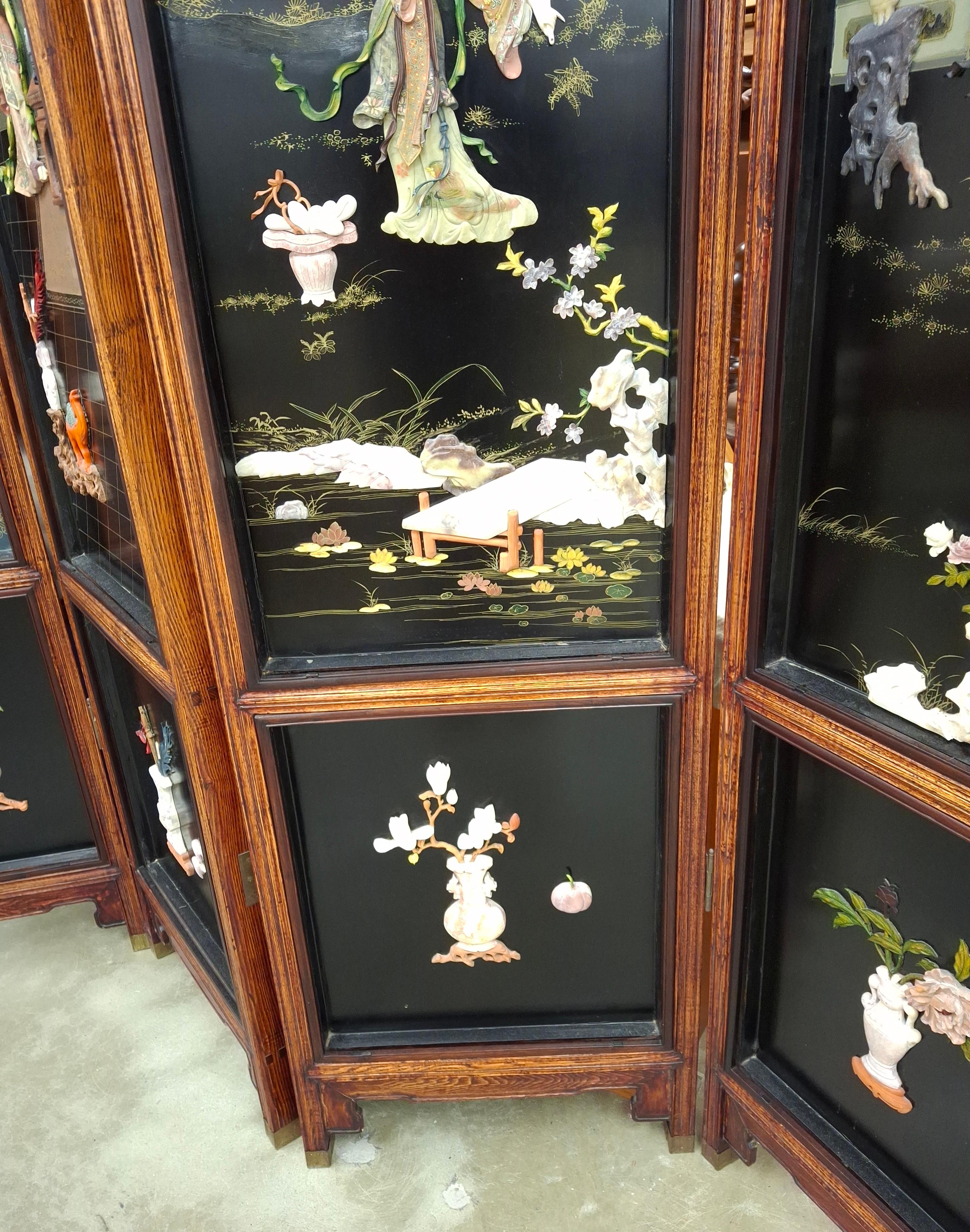 Japanischer polychromer Eichenlack mit bemalten und geschnitzten Steinfiguren Vier-Panel-Bildschirm (20. Jahrhundert) im Angebot