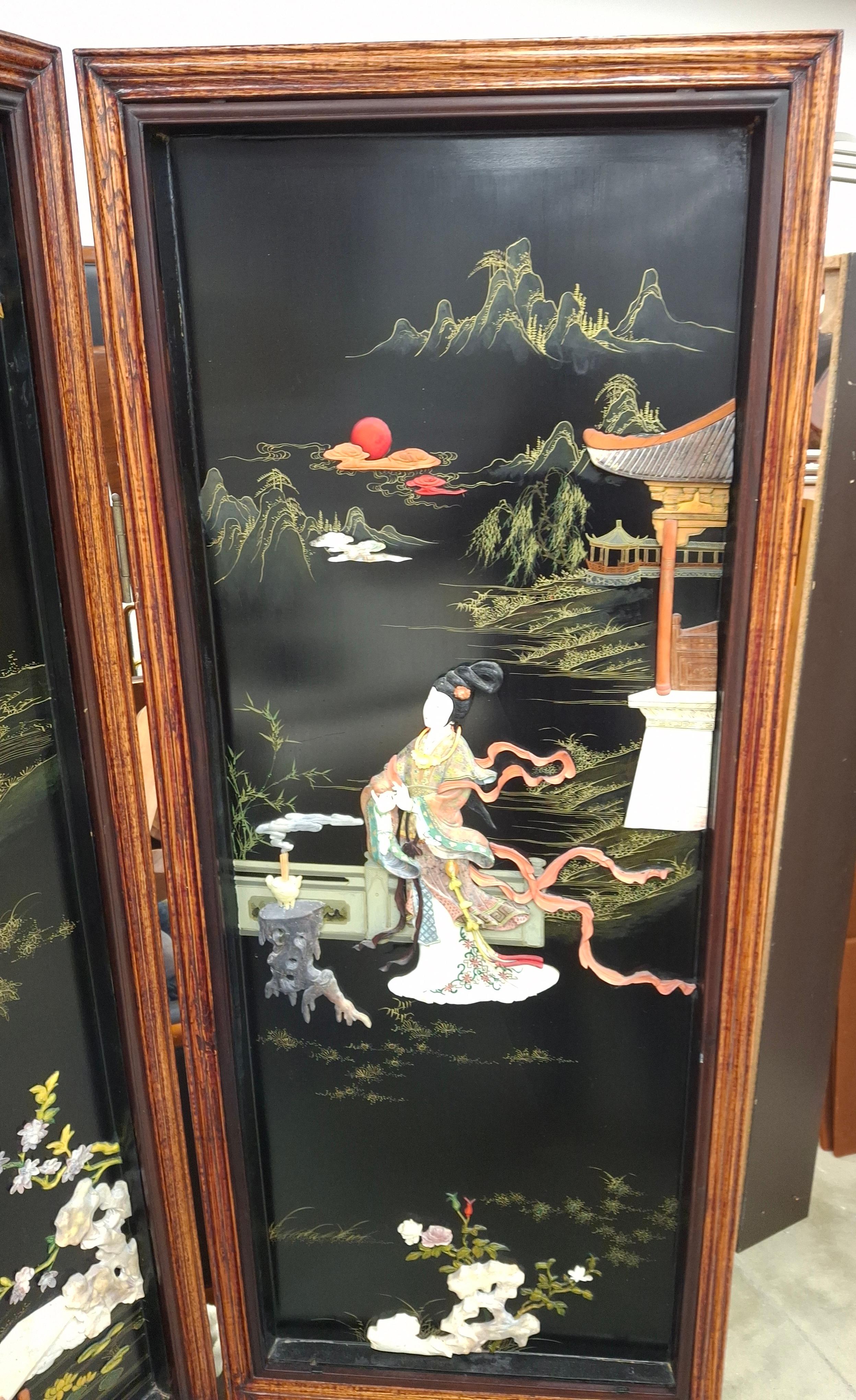 Japanischer polychromer Eichenlack mit bemalten und geschnitzten Steinfiguren Vier-Panel-Bildschirm im Angebot 1