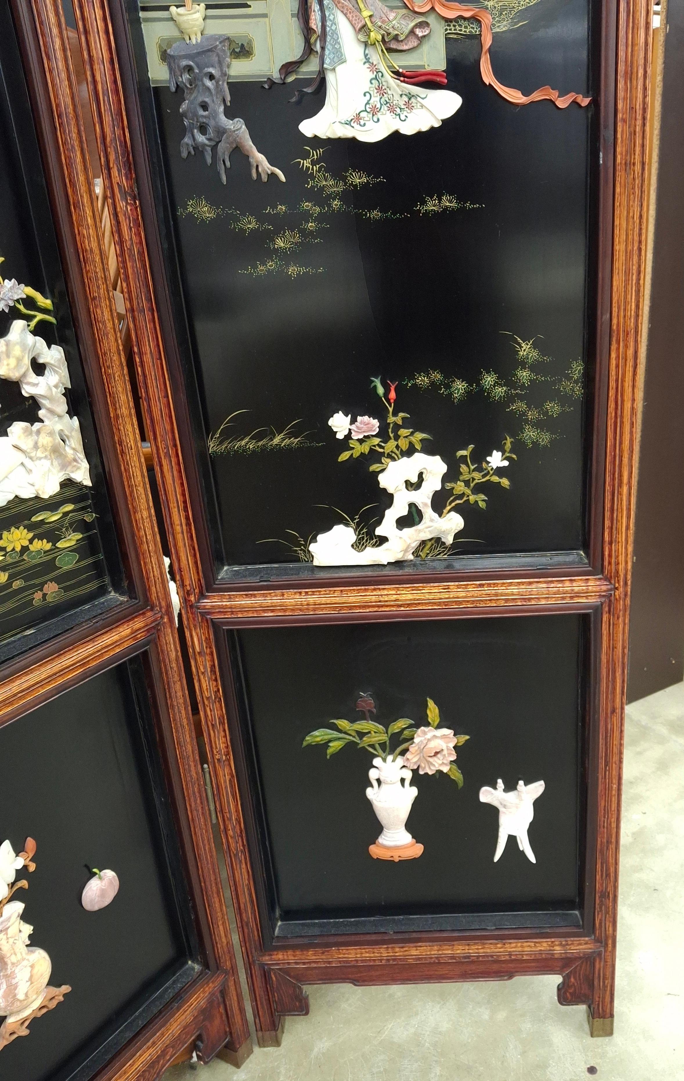 Japanischer polychromer Eichenlack mit bemalten und geschnitzten Steinfiguren Vier-Panel-Bildschirm im Angebot 2