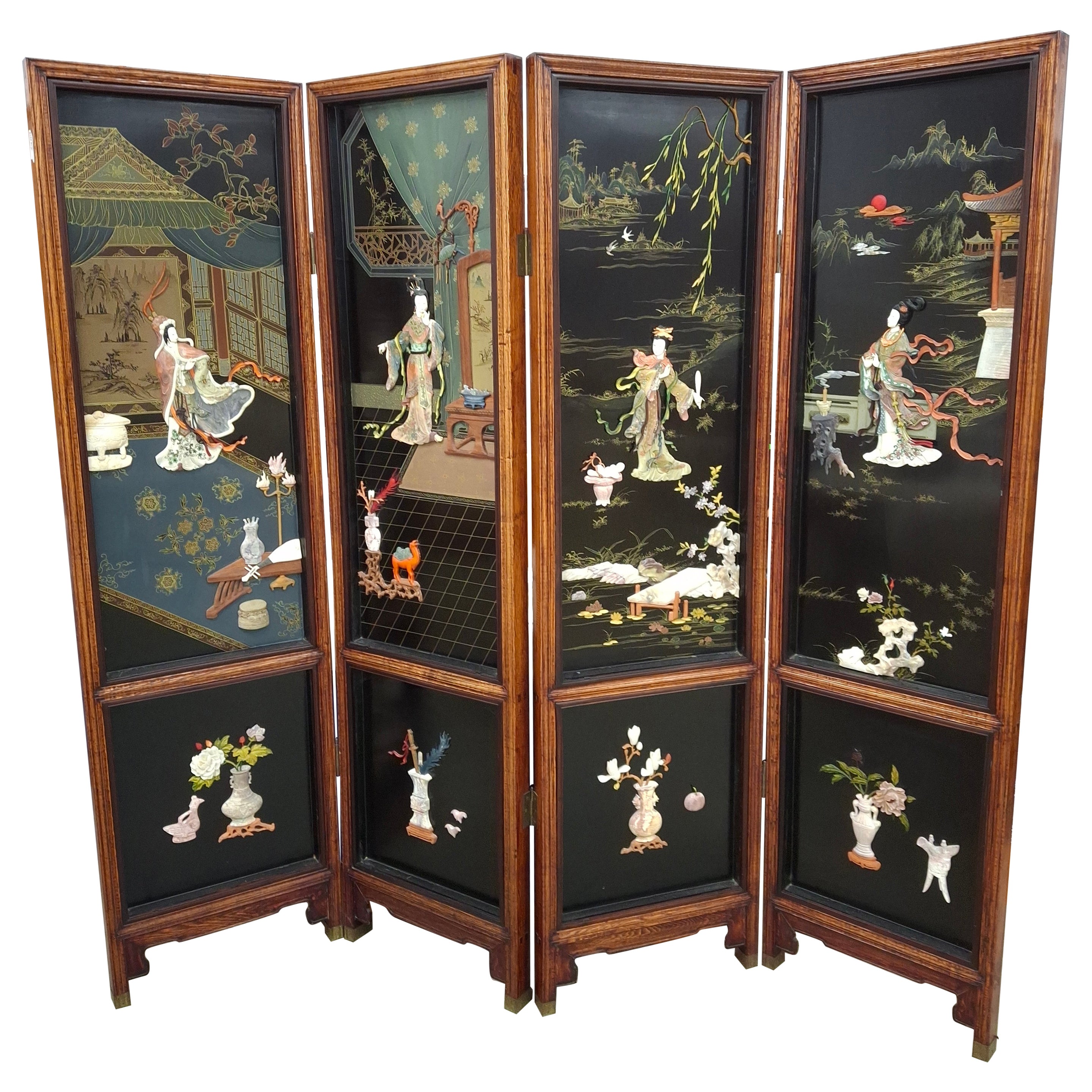 Japanischer polychromer Eichenlack mit bemalten und geschnitzten Steinfiguren Vier-Panel-Bildschirm im Angebot