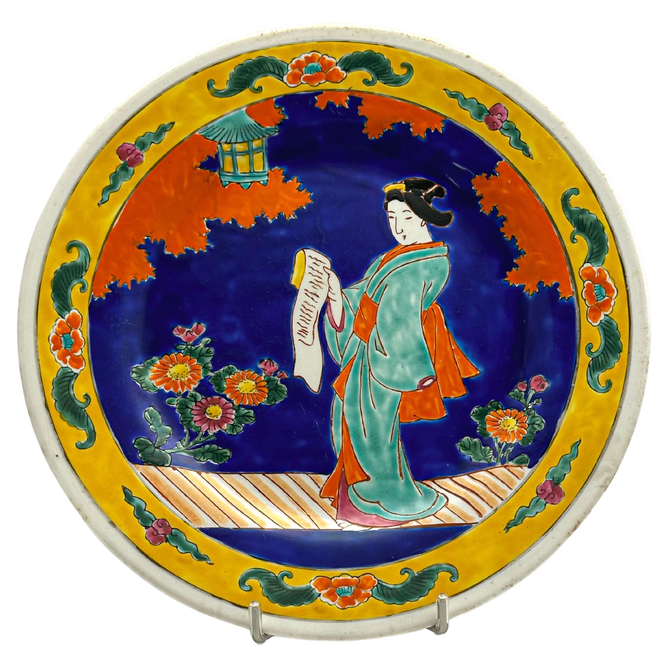 Piatto da portata giapponese in porcellana decorata in policromia blu e gialla, anni '20