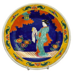 Piatto da portata giapponese in porcellana decorata in policromia blu e gialla, anni '20
