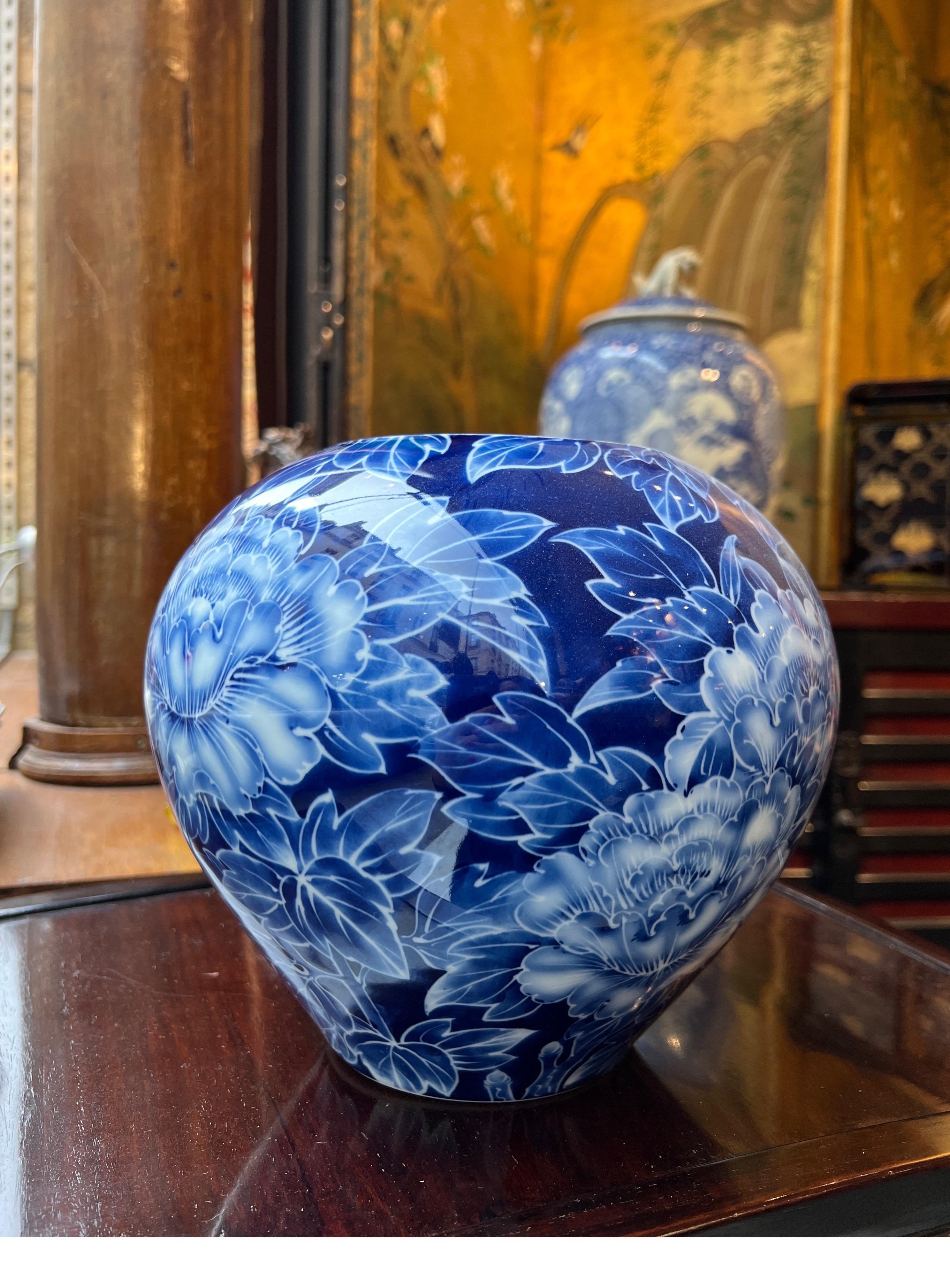 Hand-Painted Japanese porcelain Arita Vase - Blue peonies - Signed - Japan circa 1970 For Sale