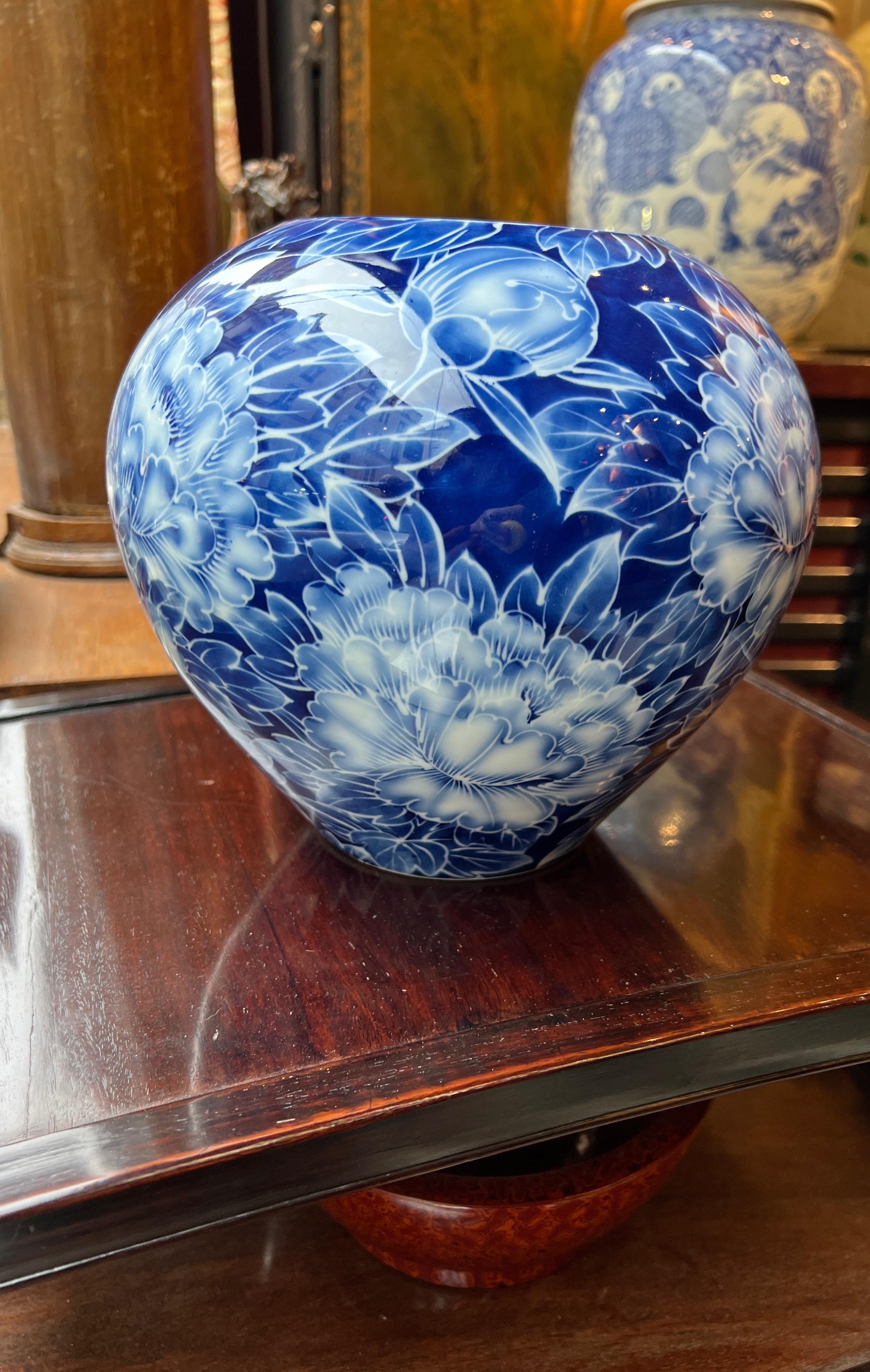 Porcelain Japanese porcelain Arita Vase - Blue peonies - Signed - Japan circa 1970 For Sale