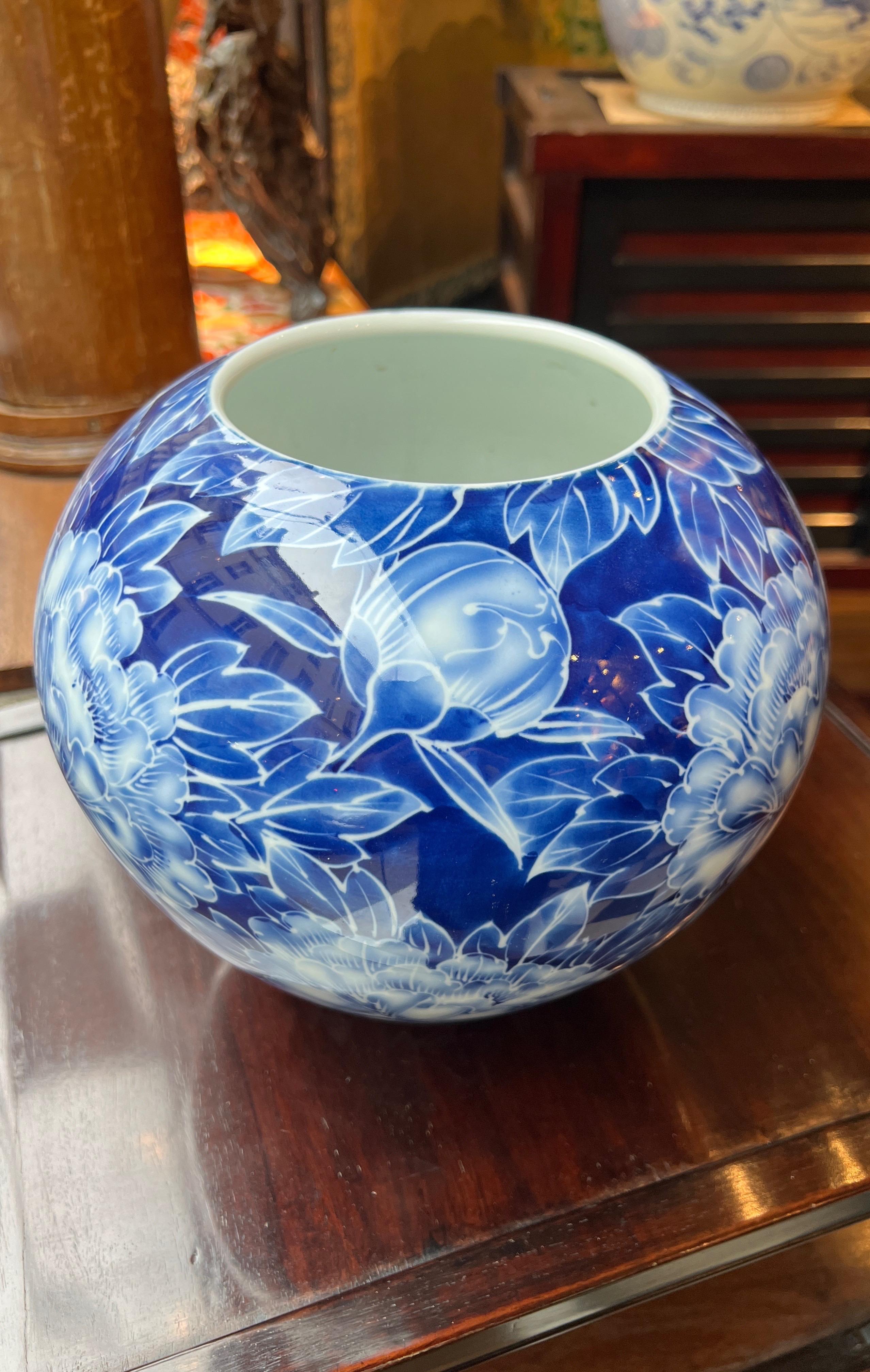 Japanese porcelain Arita Vase - Blue peonies - Signed - Japan circa 1970 For Sale 1