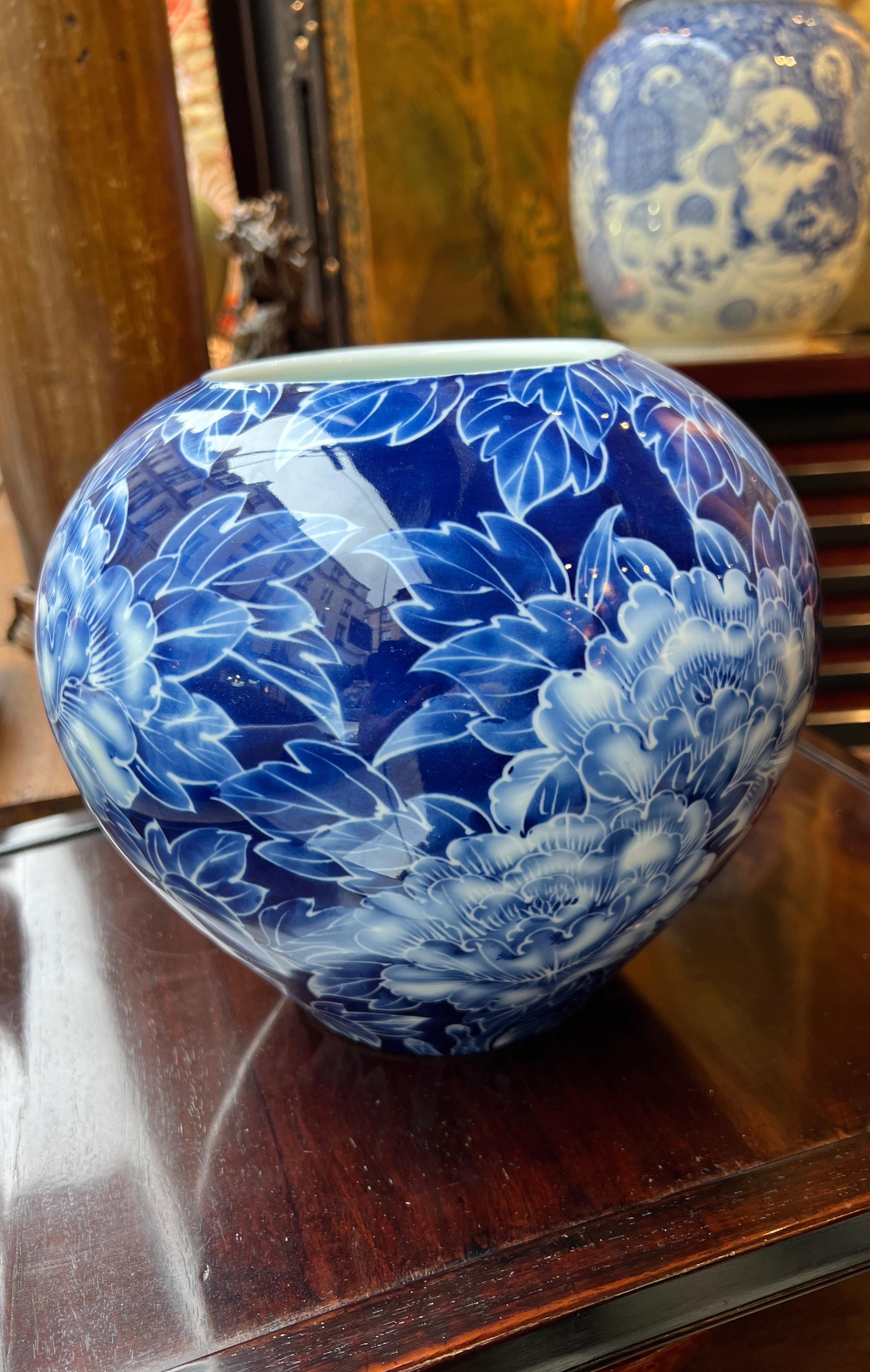 Vase en porcelaine japonaise Arita - Pivoines bleues - Signé - Japon circa 1970 en vente 1
