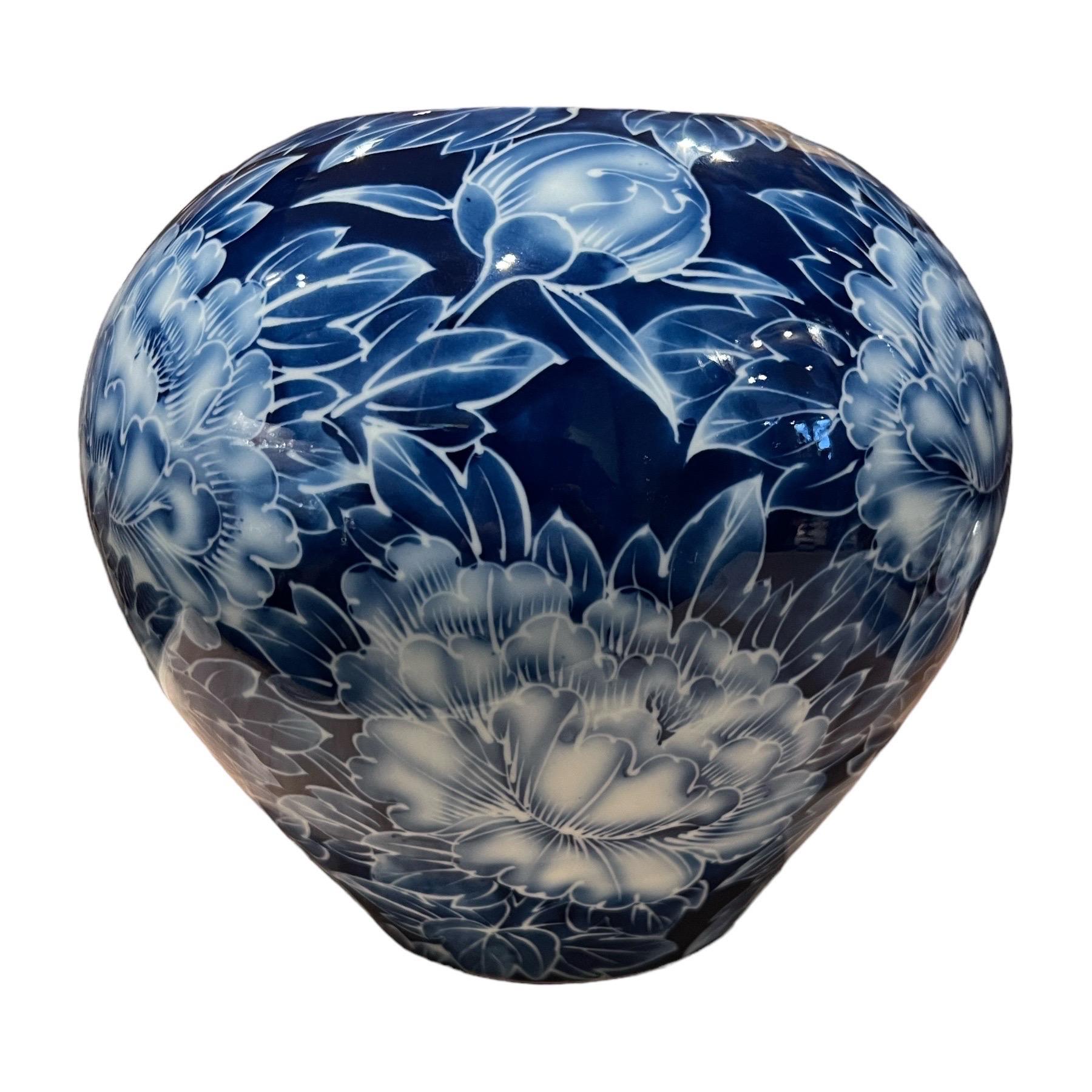 Japanese porcelain Arita Vase - Blue peonies - Signed - Japan circa 1970 For Sale