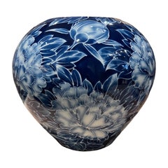 Japanese porcelain Arita Vase - Blue peonies - Signed - Japan circa 1970