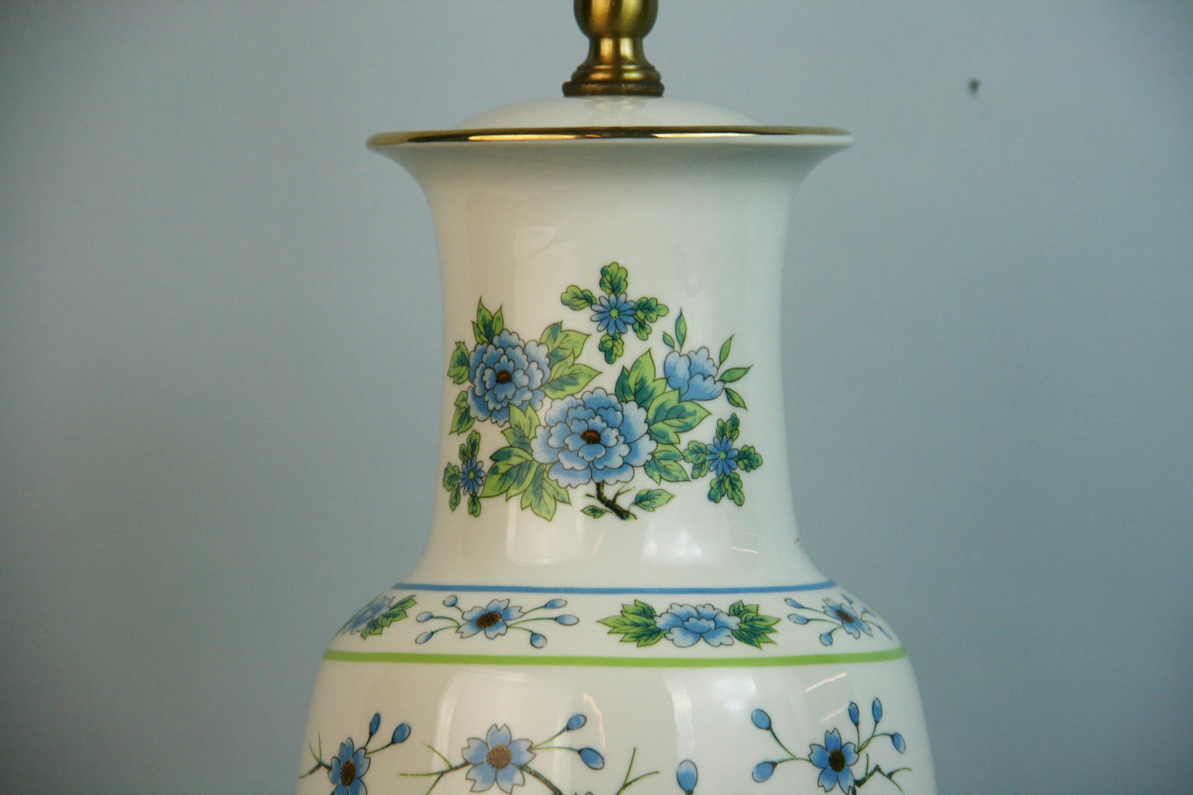 Lampe japonaise bleue et blanche avec oiseaux et fleurs des années 1960 Bon état - En vente à Douglas Manor, NY