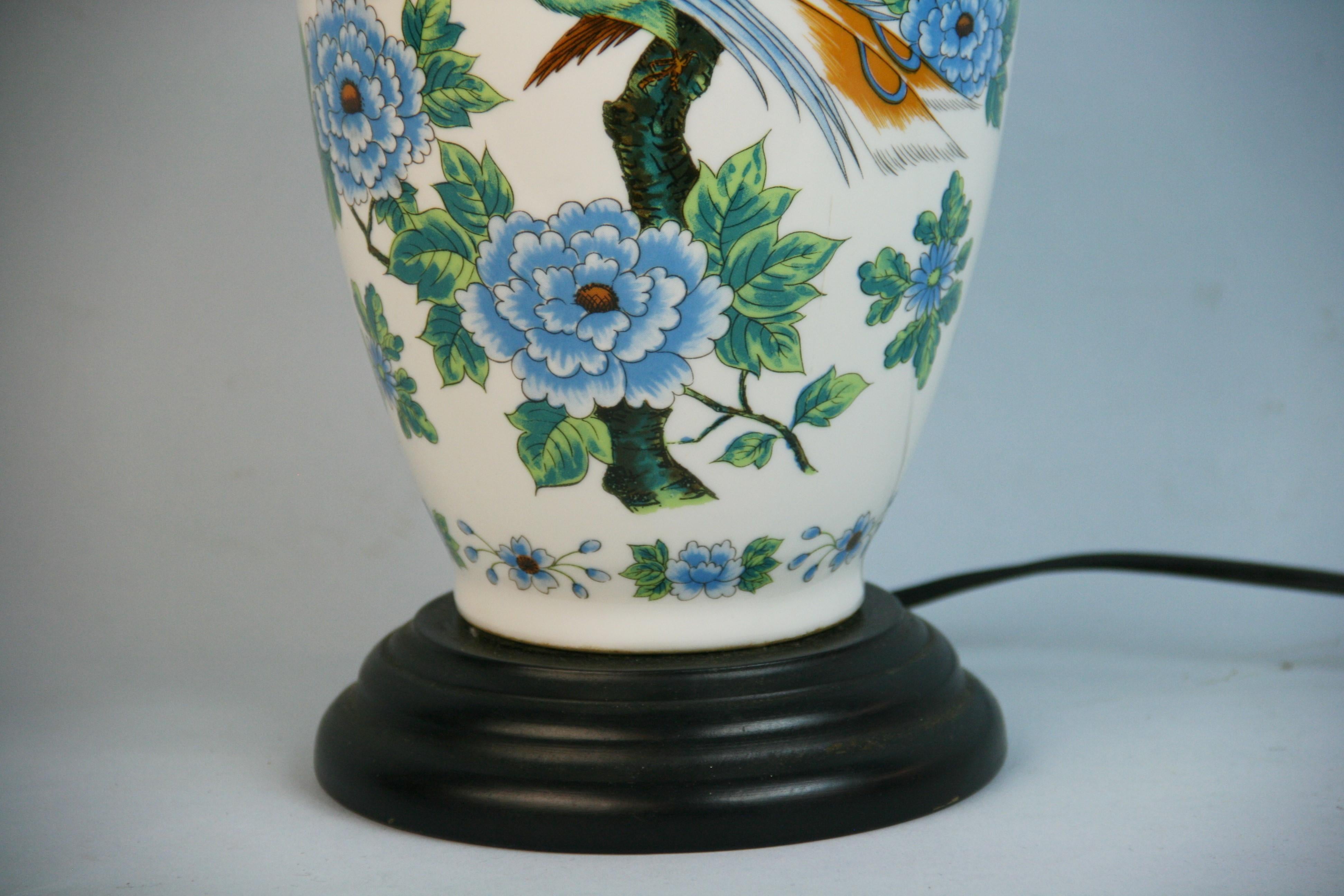 Milieu du XXe siècle Lampe japonaise bleue et blanche avec oiseaux et fleurs des années 1960 en vente
