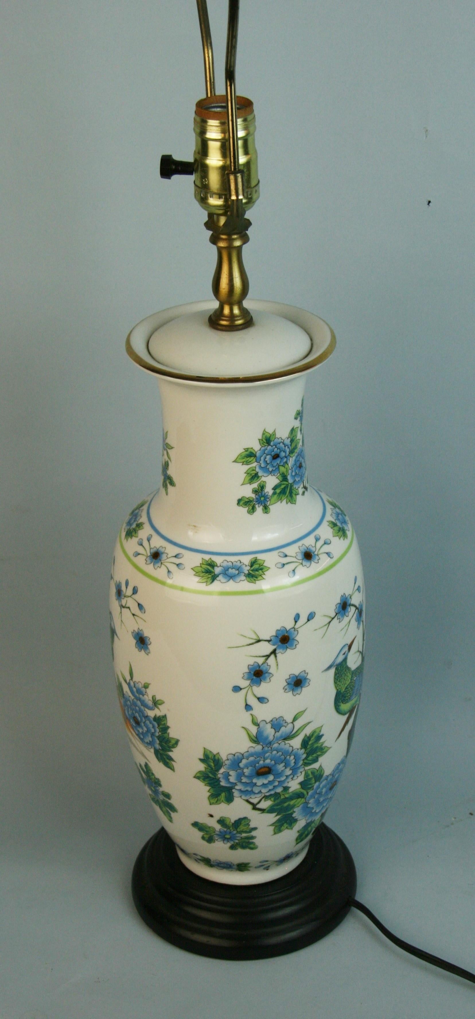 Porcelaine Lampe japonaise bleue et blanche avec oiseaux et fleurs des années 1960 en vente
