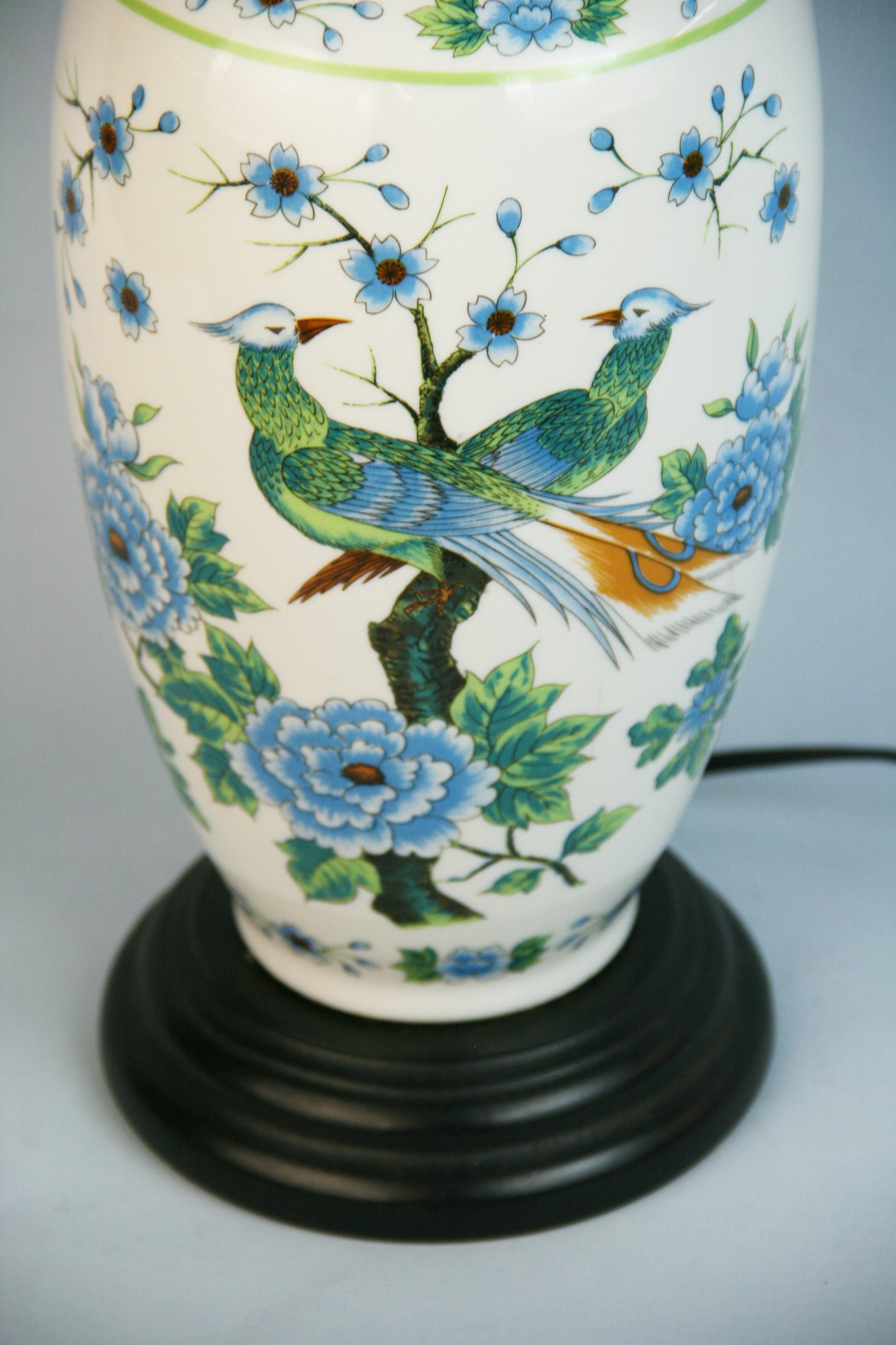 Lampe japonaise bleue et blanche avec oiseaux et fleurs des années 1960 en vente 2