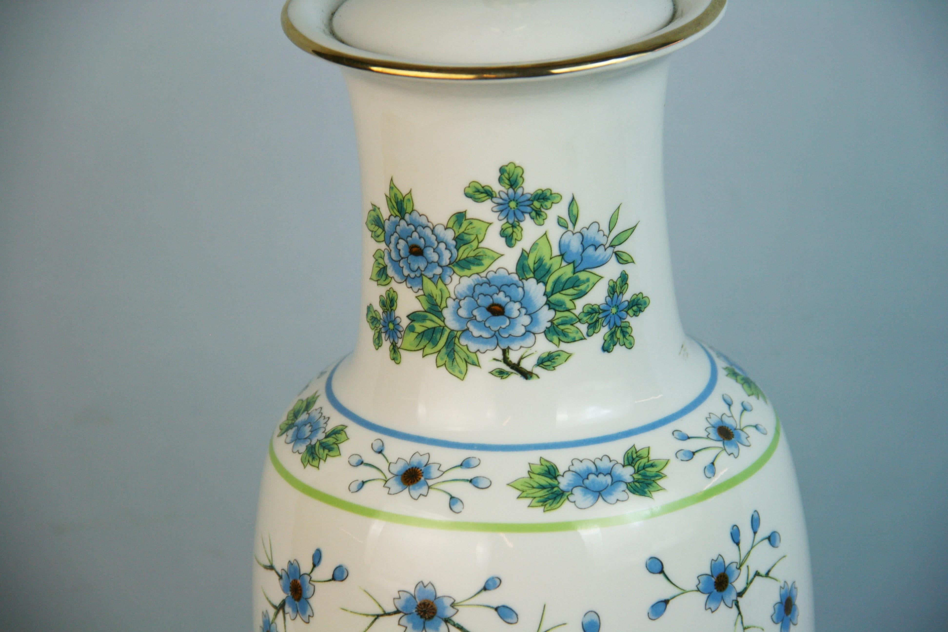 Lampe japonaise bleue et blanche avec oiseaux et fleurs des années 1960 en vente 3