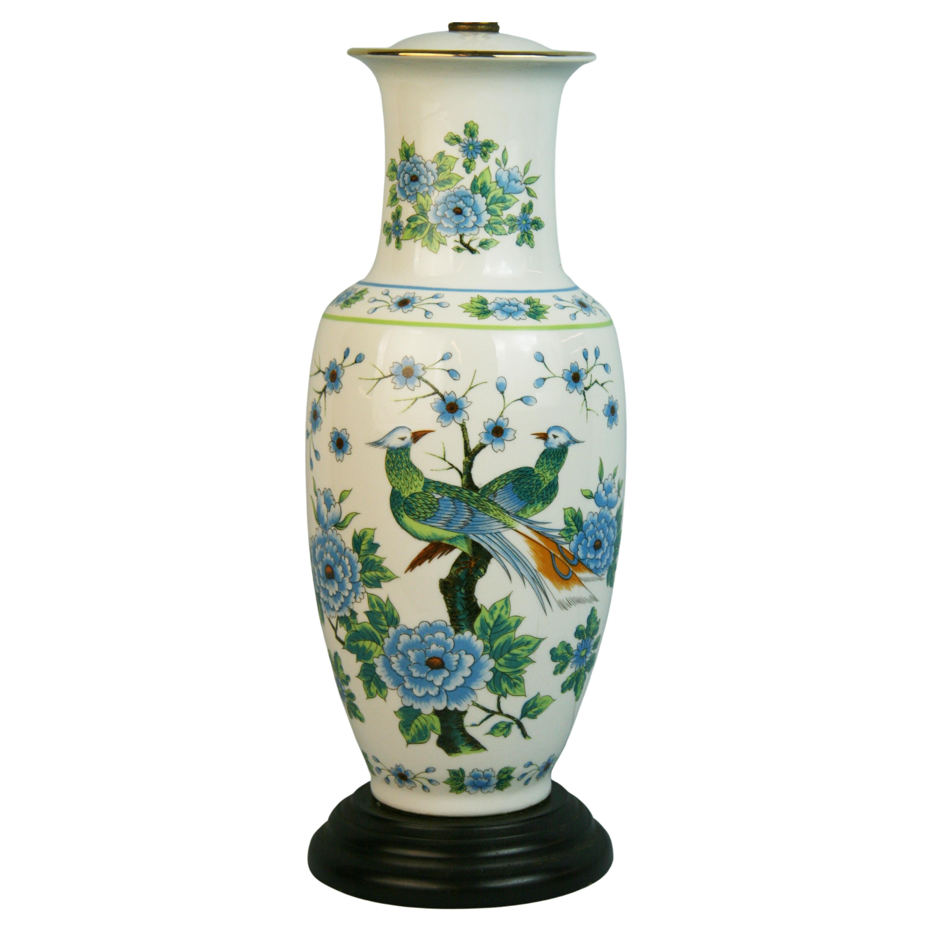 Lampe japonaise bleue et blanche avec oiseaux et fleurs des années 1960 en vente